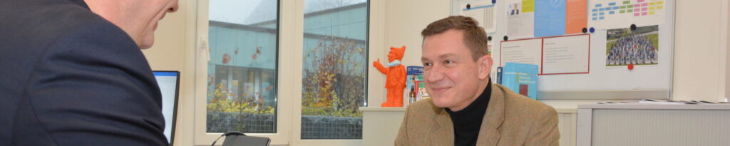 Stefan Noll in seinem Büro in Valens