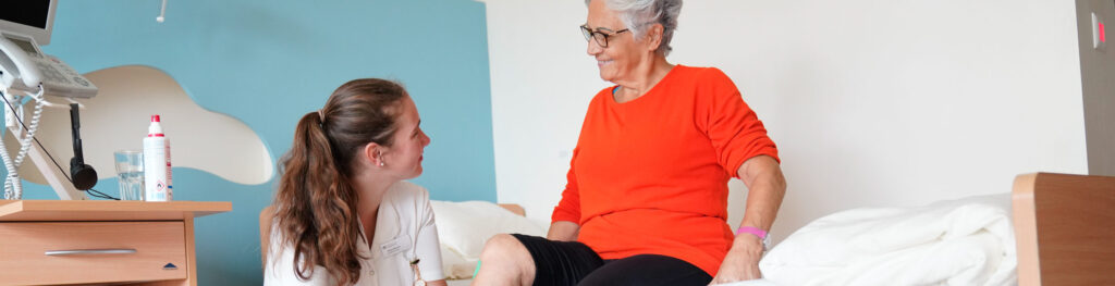 Junge Frau im Pflegeberuf mit Patientin
