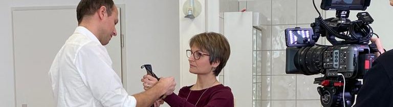 Dr. med. Björn Janssen (Rehazentren Valens & Walenstadtberg) gehört seit 2017 zum Behandlungsteam von Bettina Immler und berät sie in Ergonomiefragen, kümmert sich um Kostengutsprachen für Langzeit-Physiotherapie und unterstützt die Patientin bei neu auftretenden Gelenkproblemen.