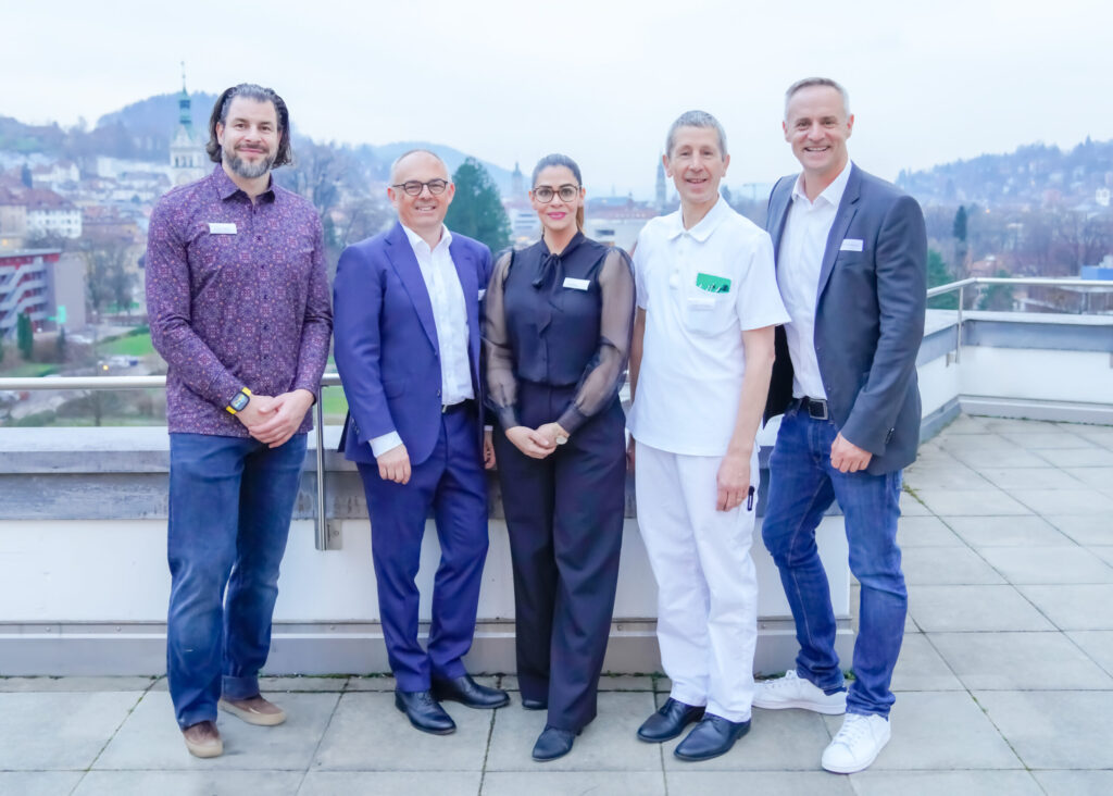Die Klinikleitung des neuen Rehazentrums St.Gallen Christian Schlücke, Leiter Therapien, Klinikdirektor René Alpiger, Adeela Mirza, Leiterin Pflege, und Dr. med. Daniel Büche, MSc, Leiter Ärztlicher Dienst, mit Dr. Till Hornung, CEO der Gruppe Kliniken Valens. (v.l.n.r.)