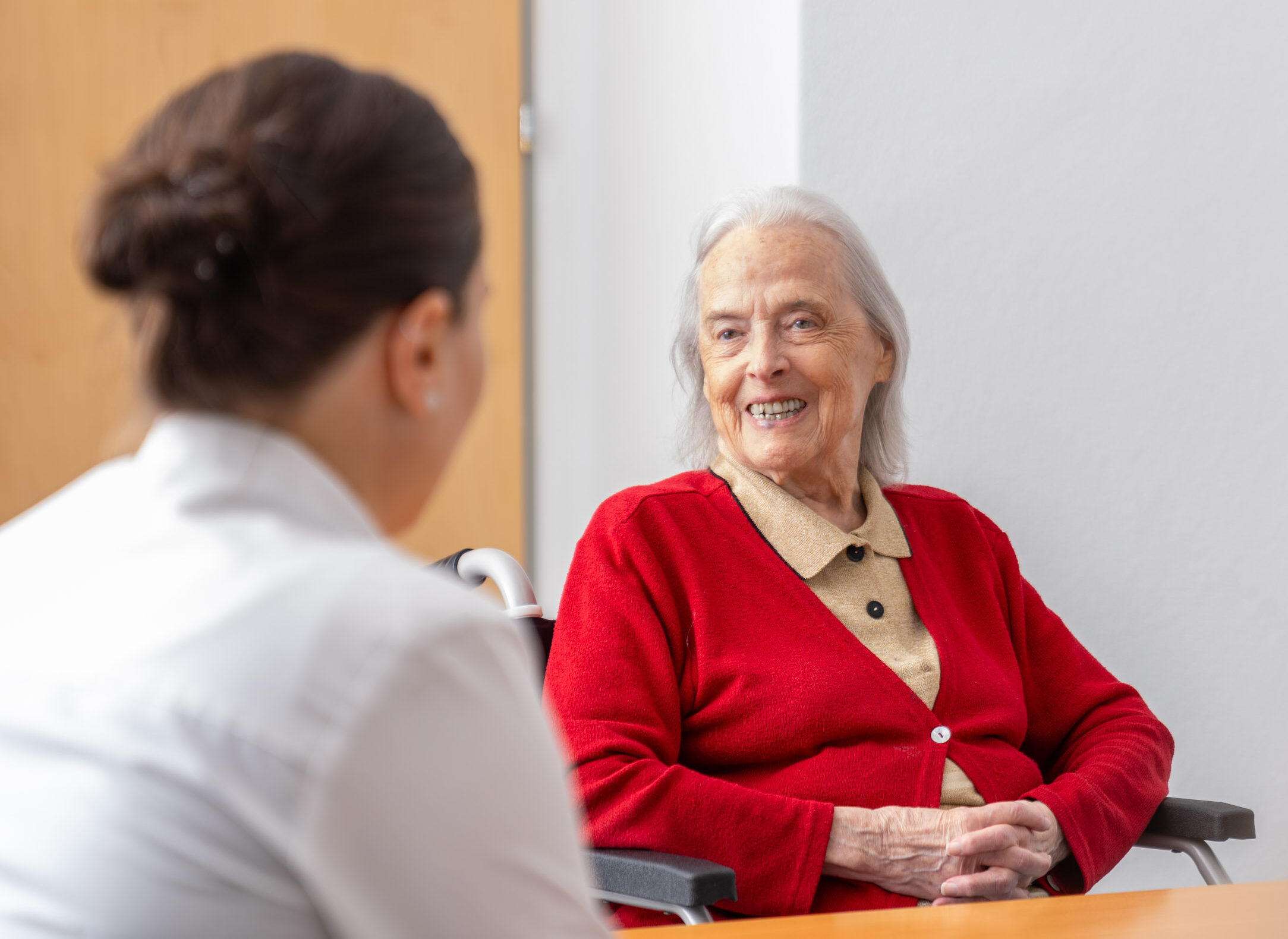 Ältere Patientin im Gespräch mit Ärztin