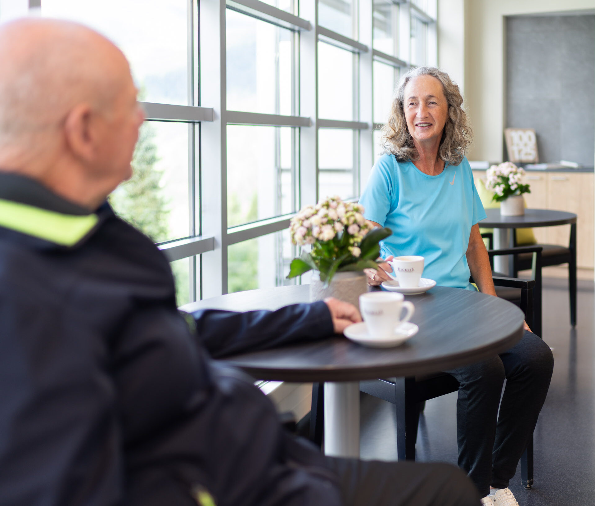 Zwei Personen unterhalten sich beim Kaffee