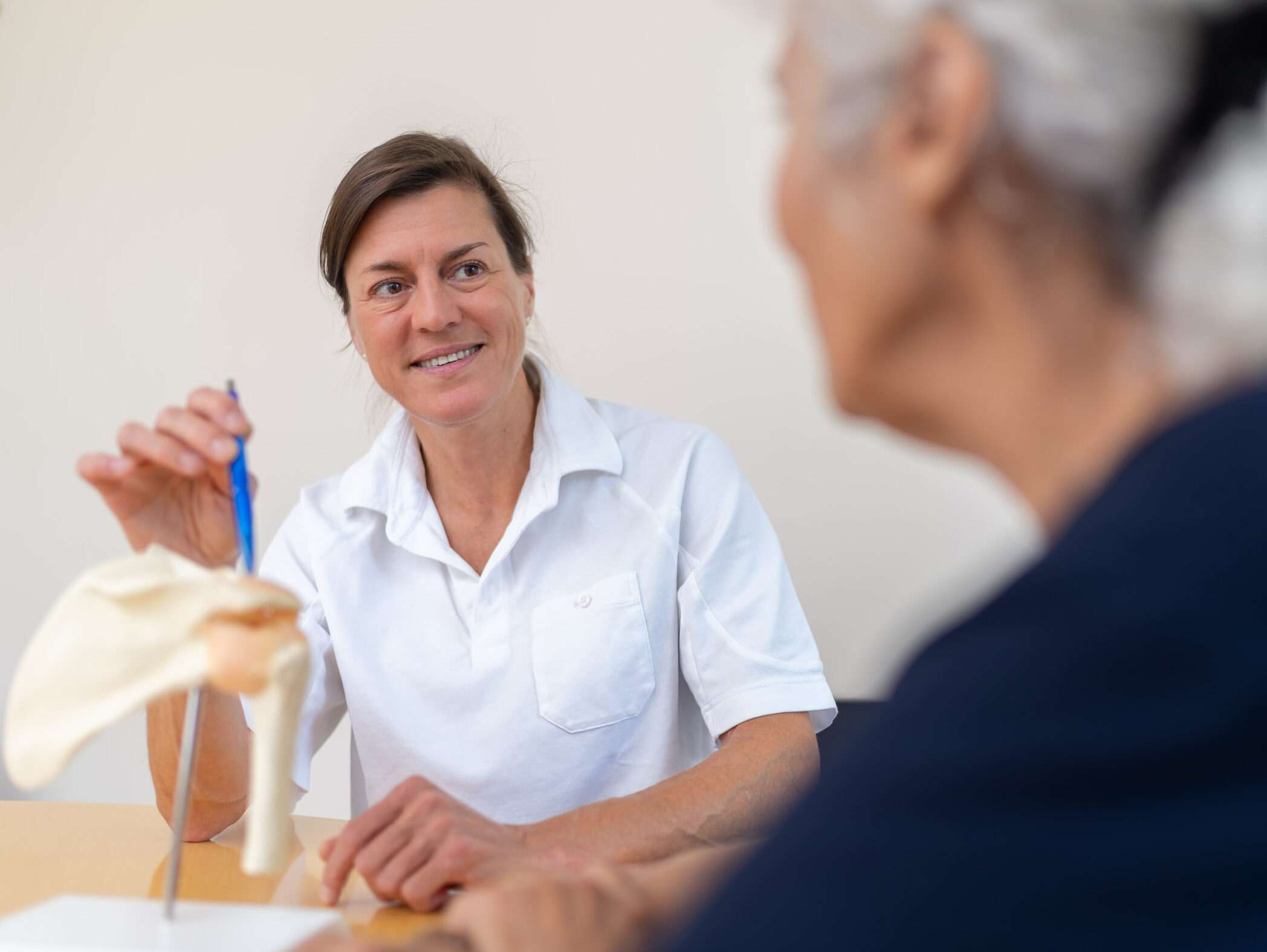 Arzt erklärt Patient am Modell
