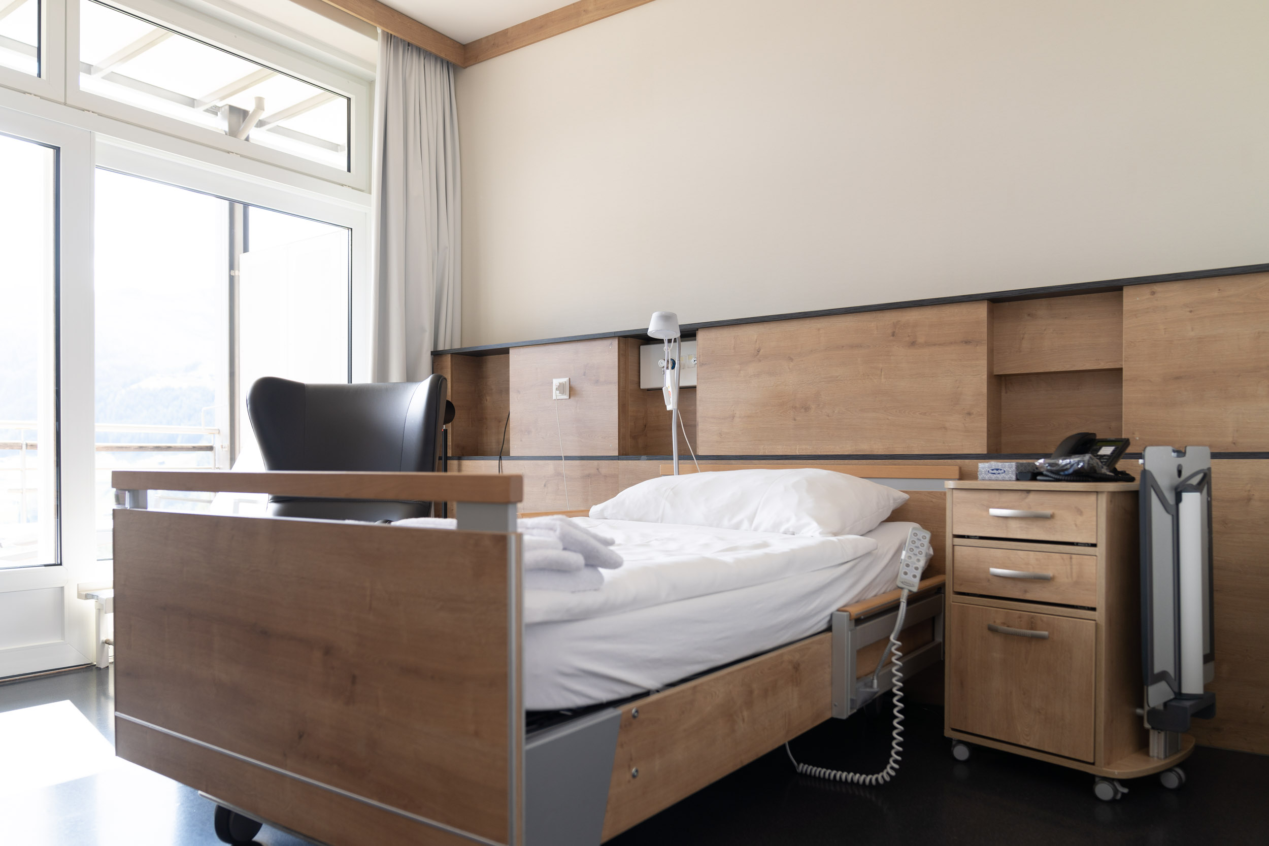 DSC03431 Bett vor Fenster in Patientenzimmer