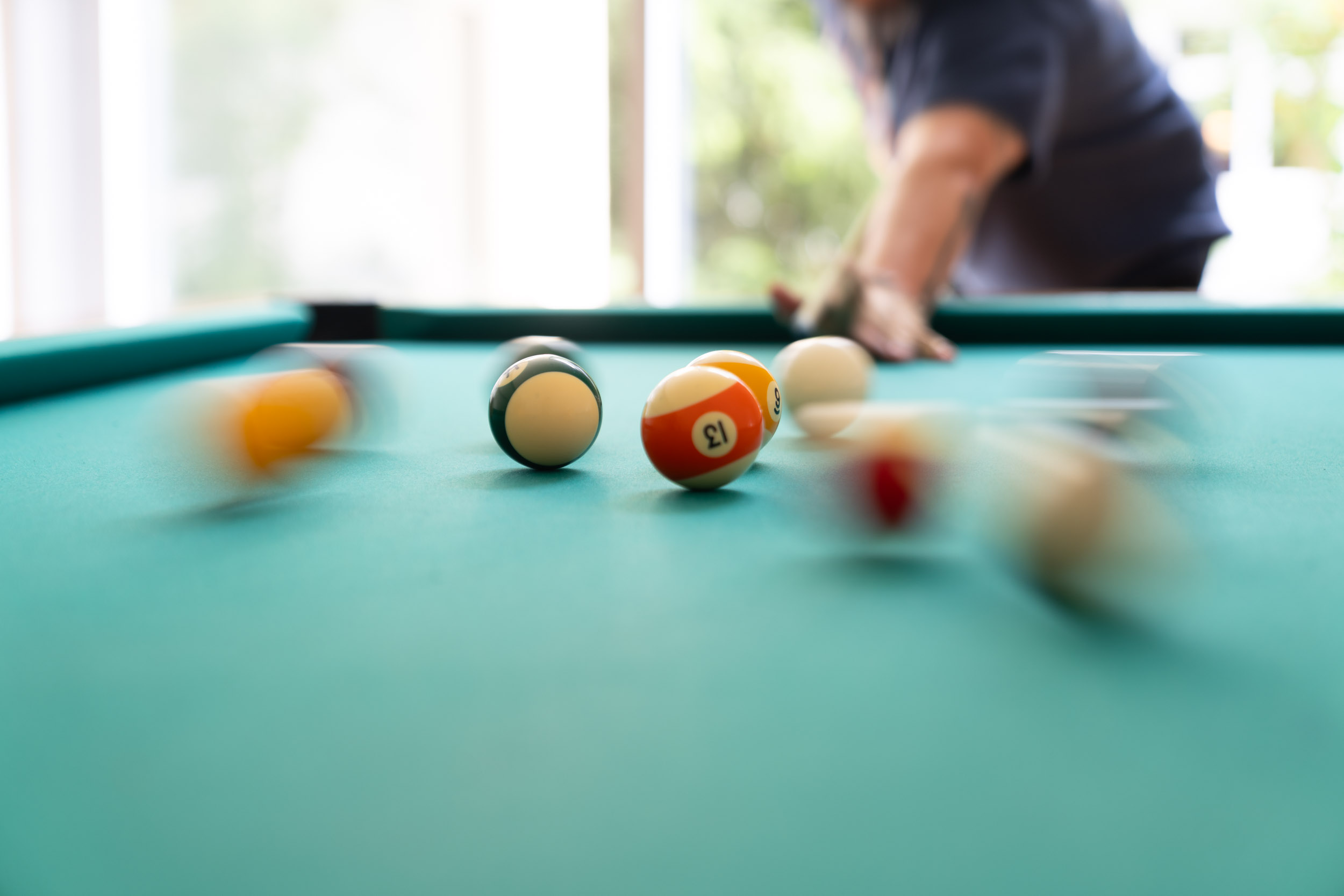 Billardtisch mit Spieler und Kugeln