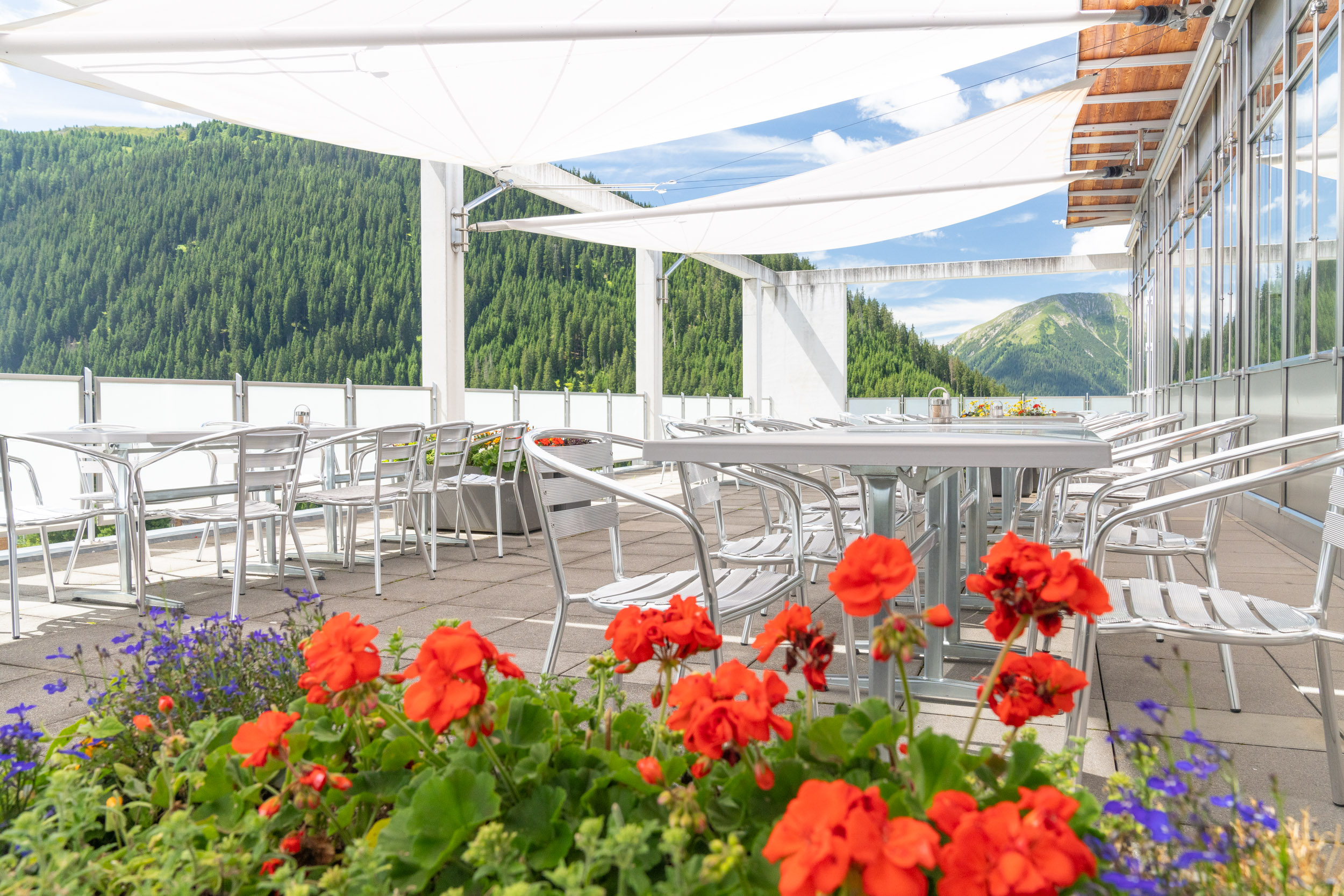 Terrasse im Sommer mit Ausblick auf die Bergwelt rund um Davos Clavadel