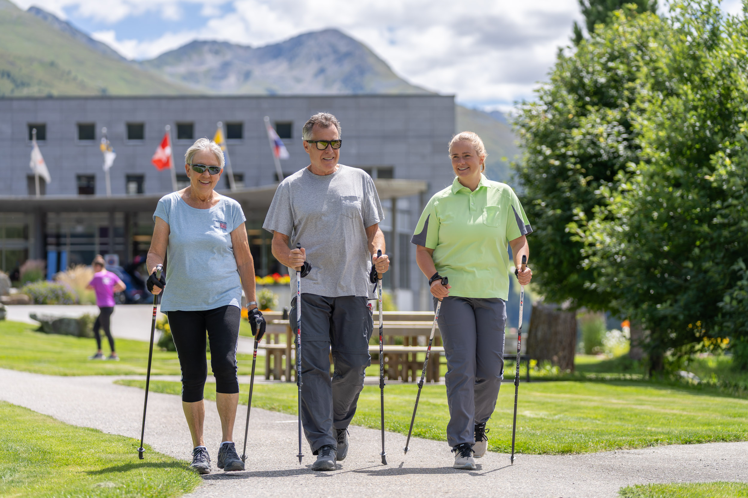 Zwei Patienten beim Nordic Walking mit Therapeutin