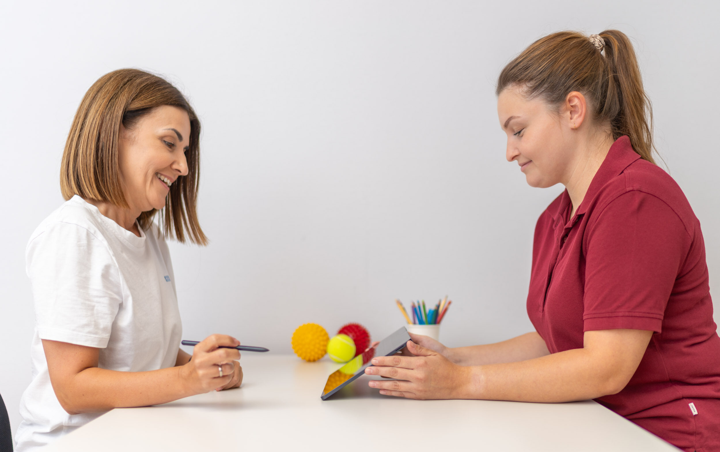 Therapeutin mit Patientin in der Ergotherapie