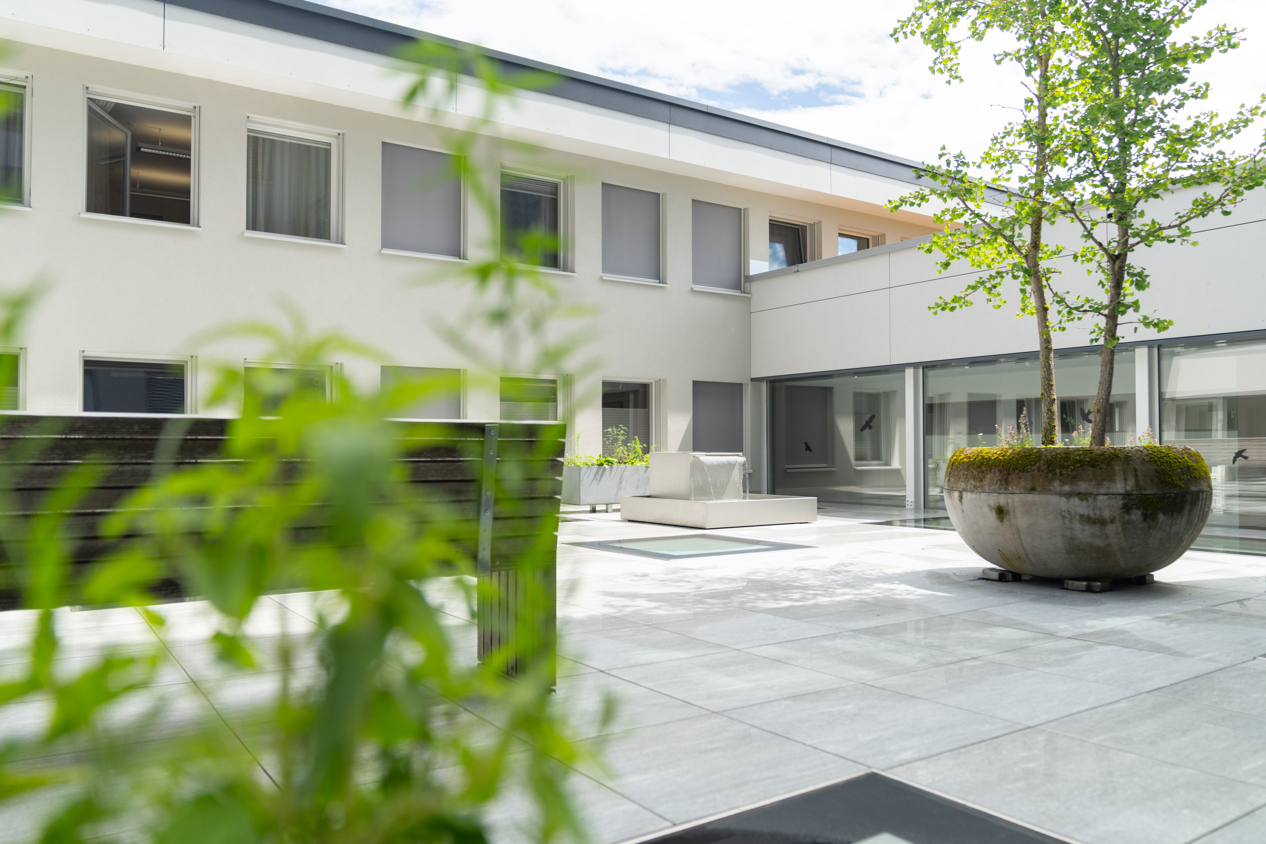 Innenhof-Terrasse in der Rehaklinik Gais