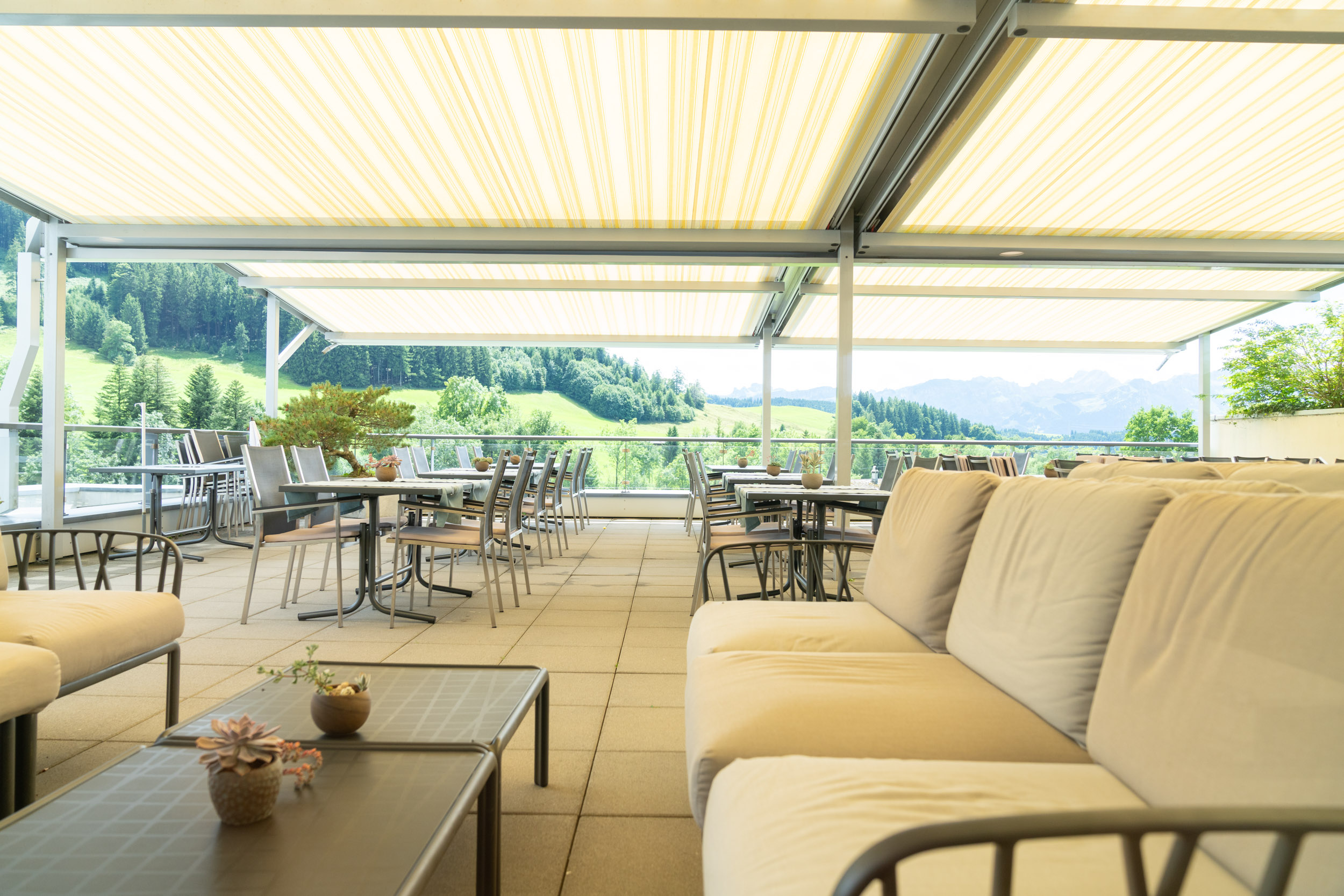 Terrasse des öffentlichen Bistros in der Rehaklinik Gais