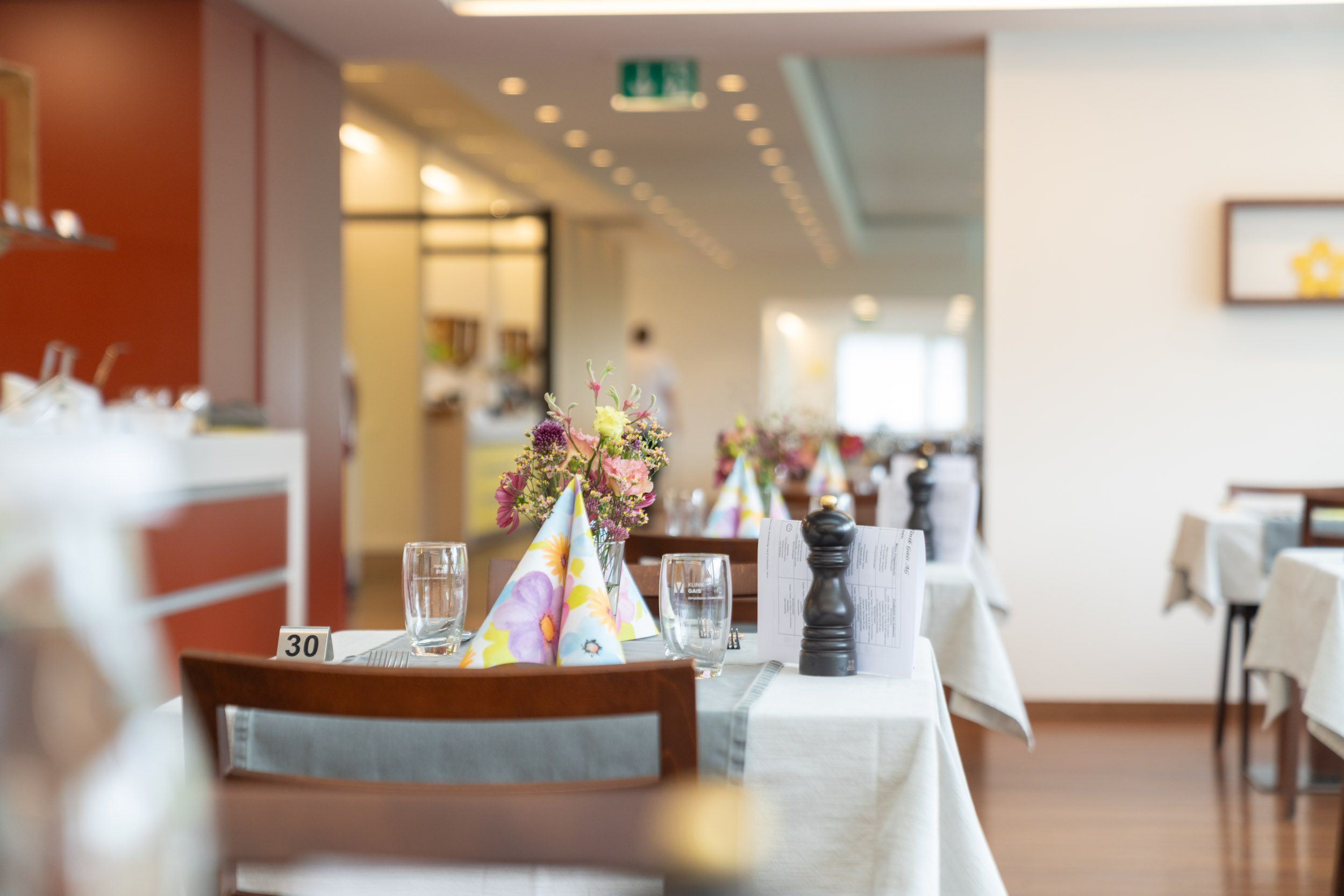 Gedeckte Tische im Bistro