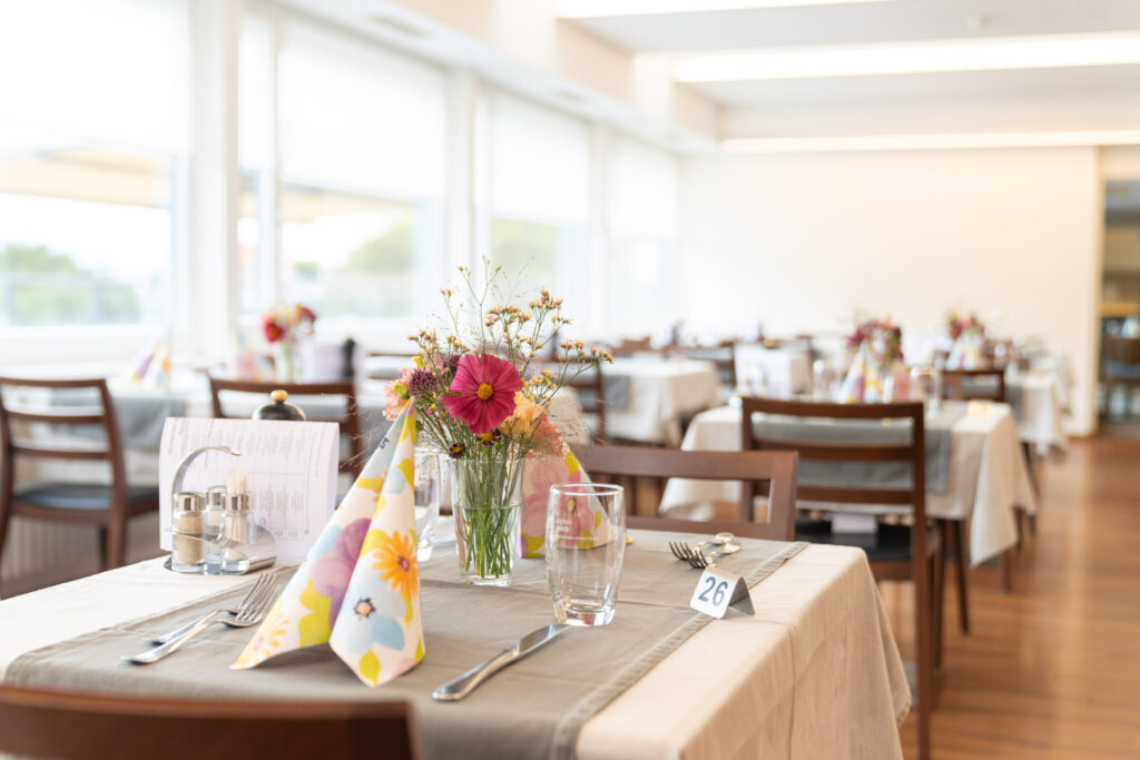 Gedeckte Tische im Bistro der Rehaklinik Gais