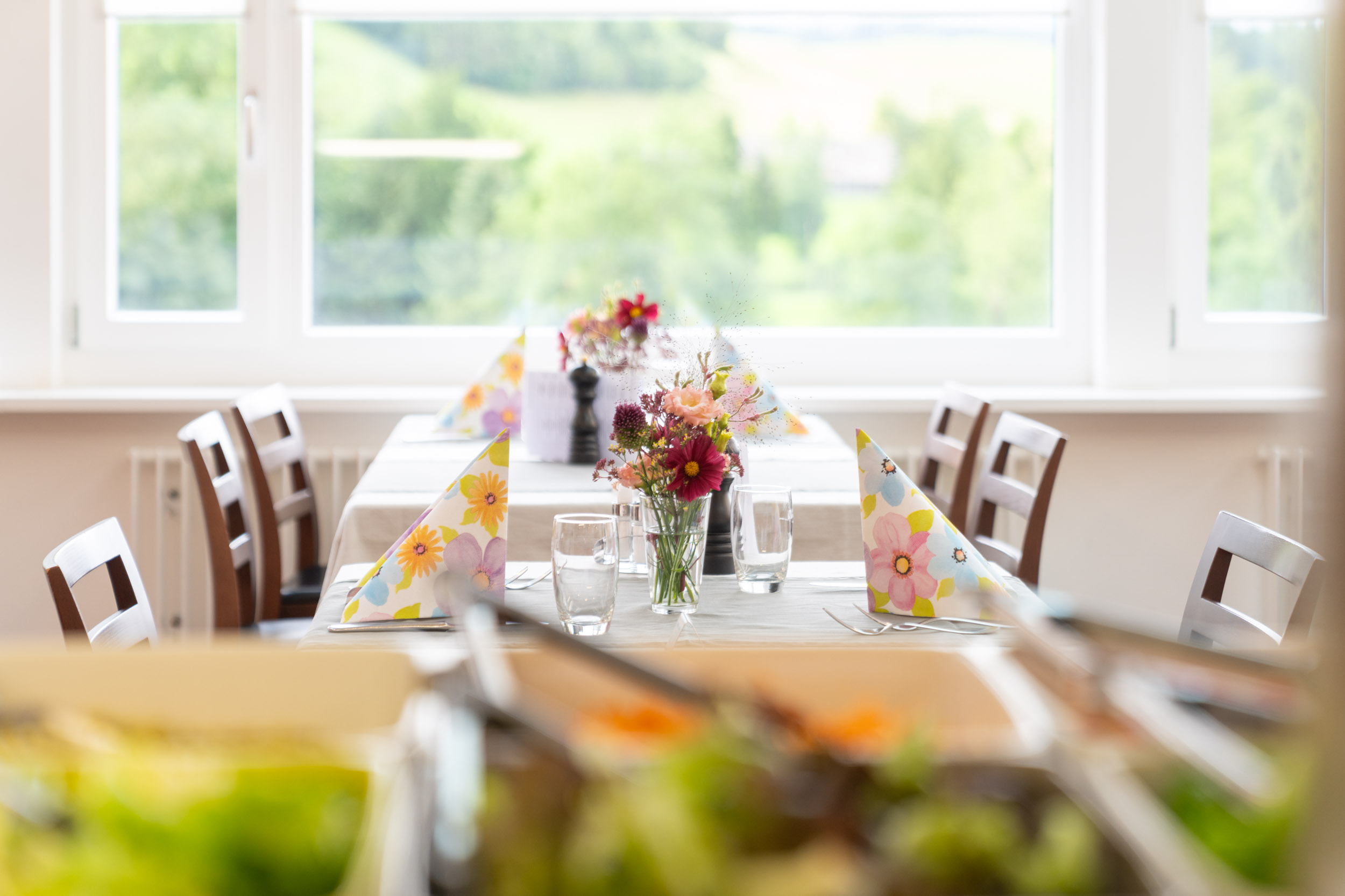 Gedeckter Tisch im Bistro