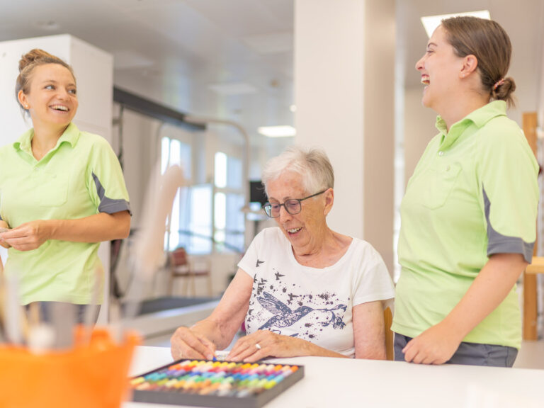 Therapeutinnen mit Patientin