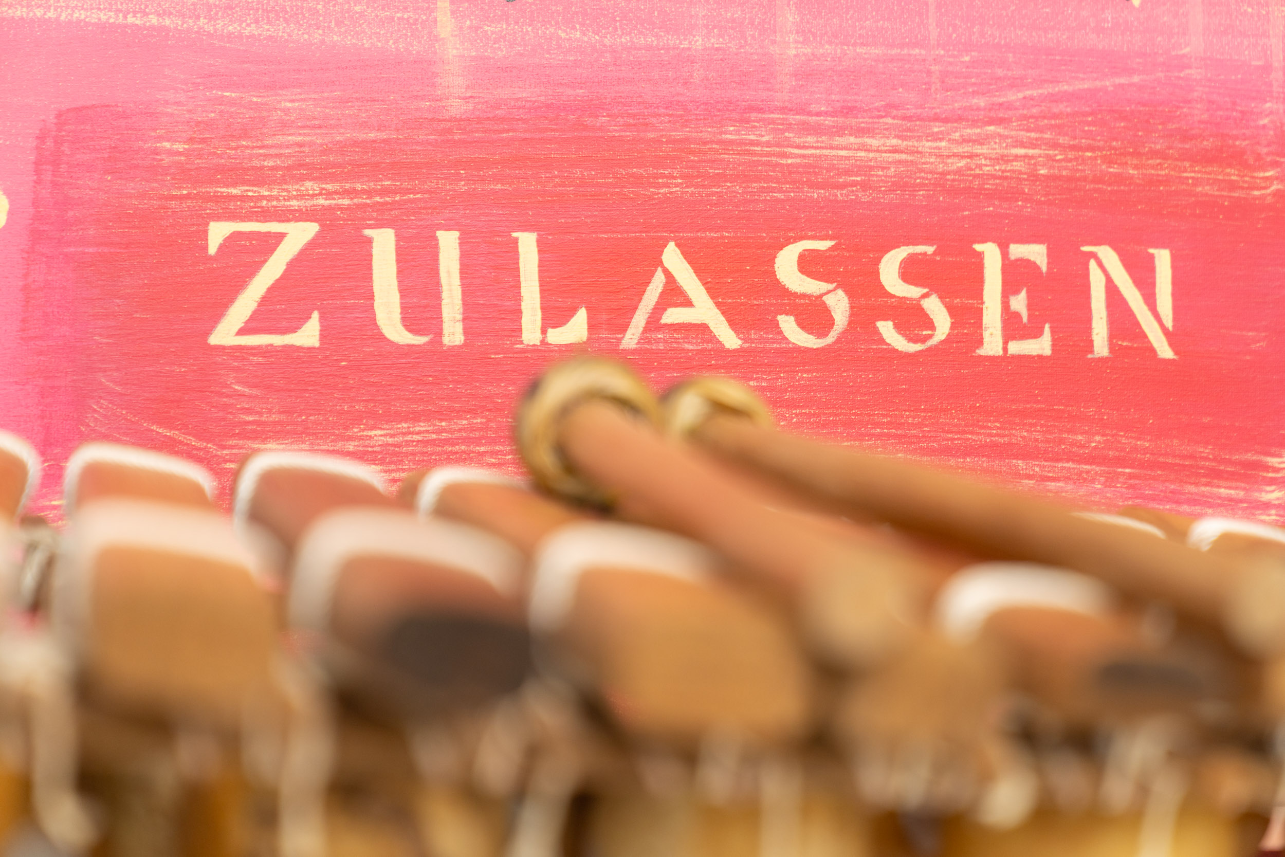 Gemälde, auf dem "Zulassen" steht