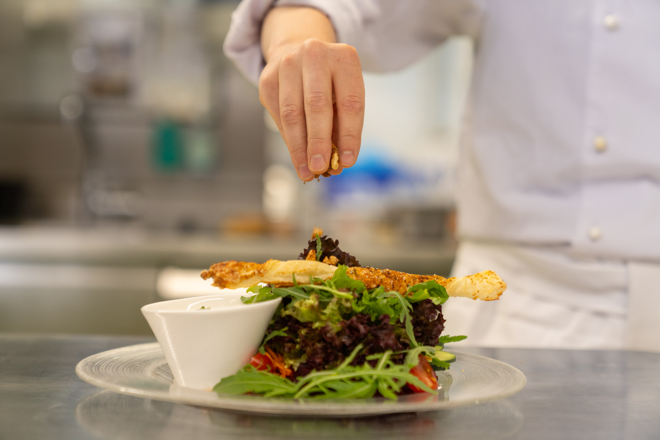 Ein schön angerichteter Teller mit Salat
