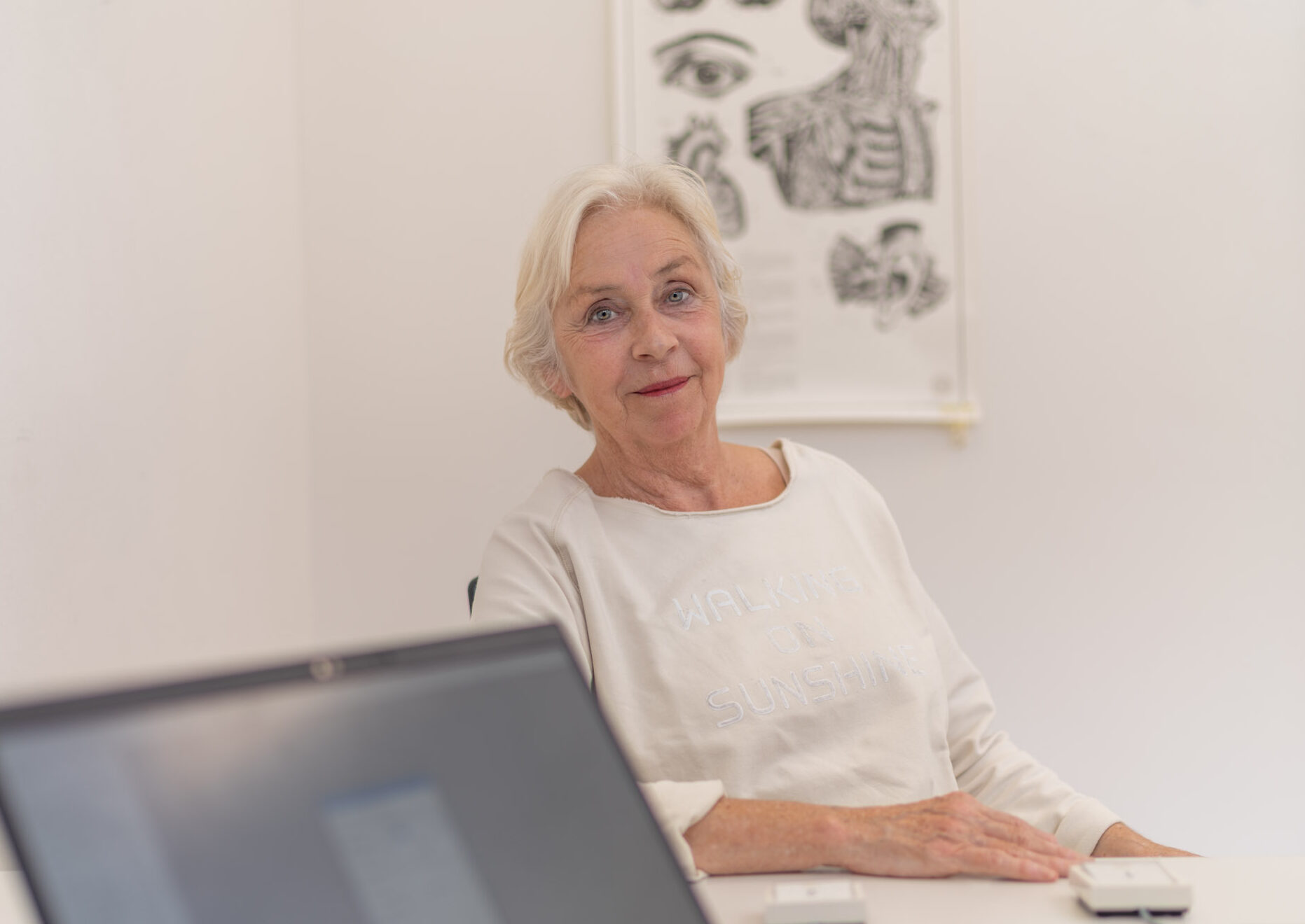 Patientin an Tisch in Therapiezimmer