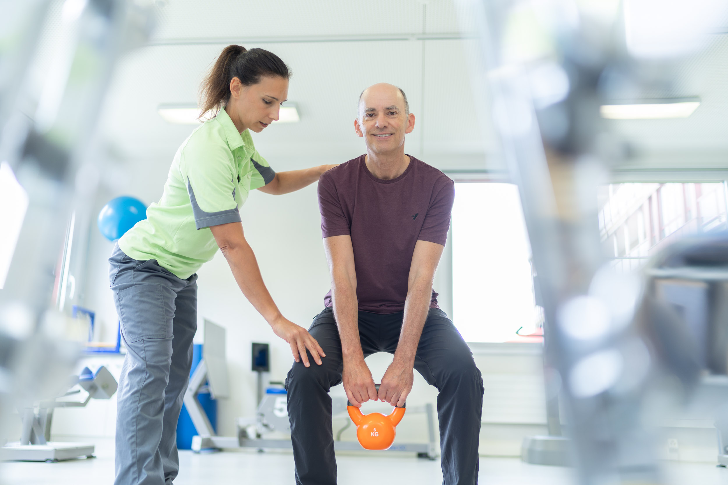 Therapeutin mit Patienten beim Training
