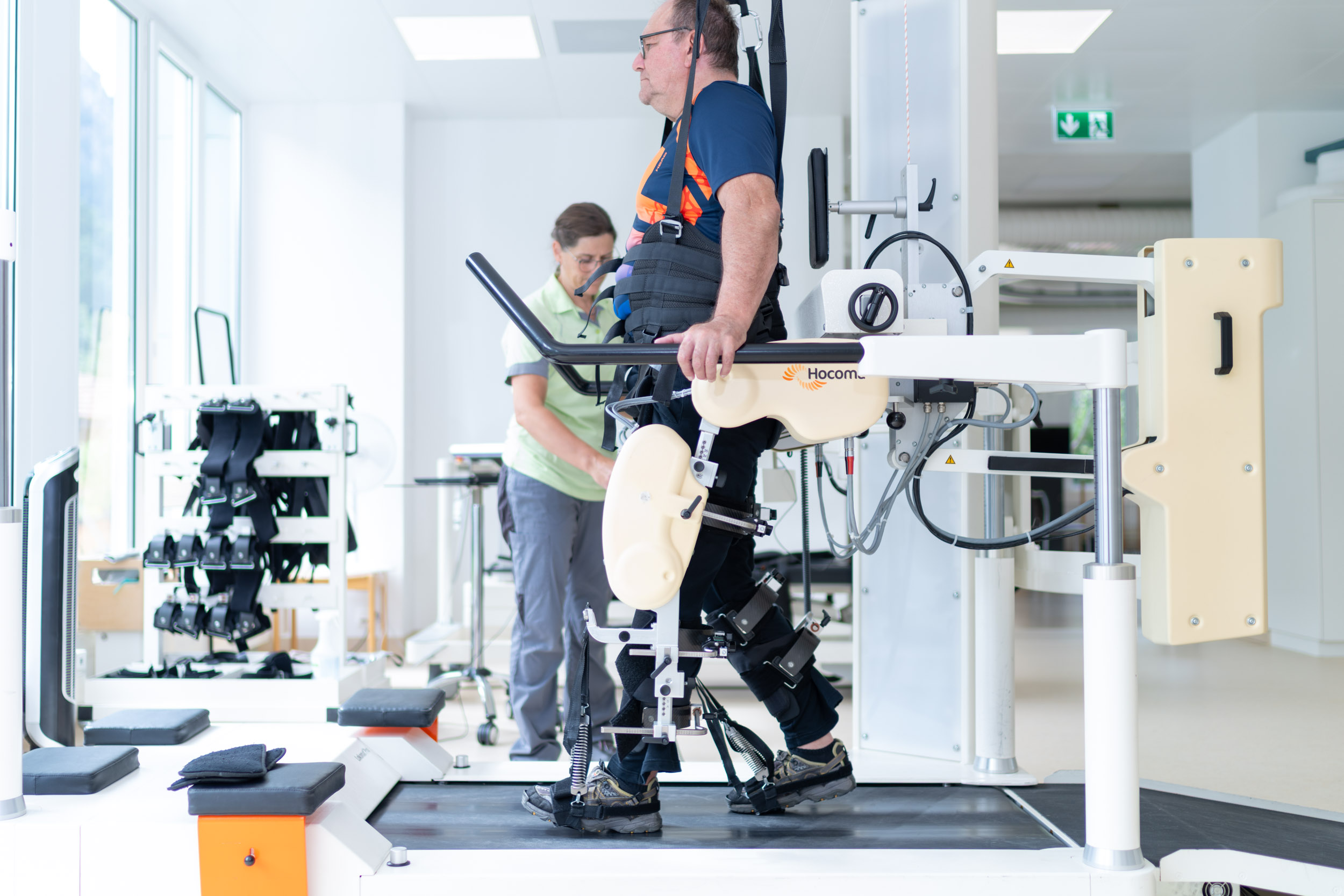 Patient am Logomat mit Therapeutin