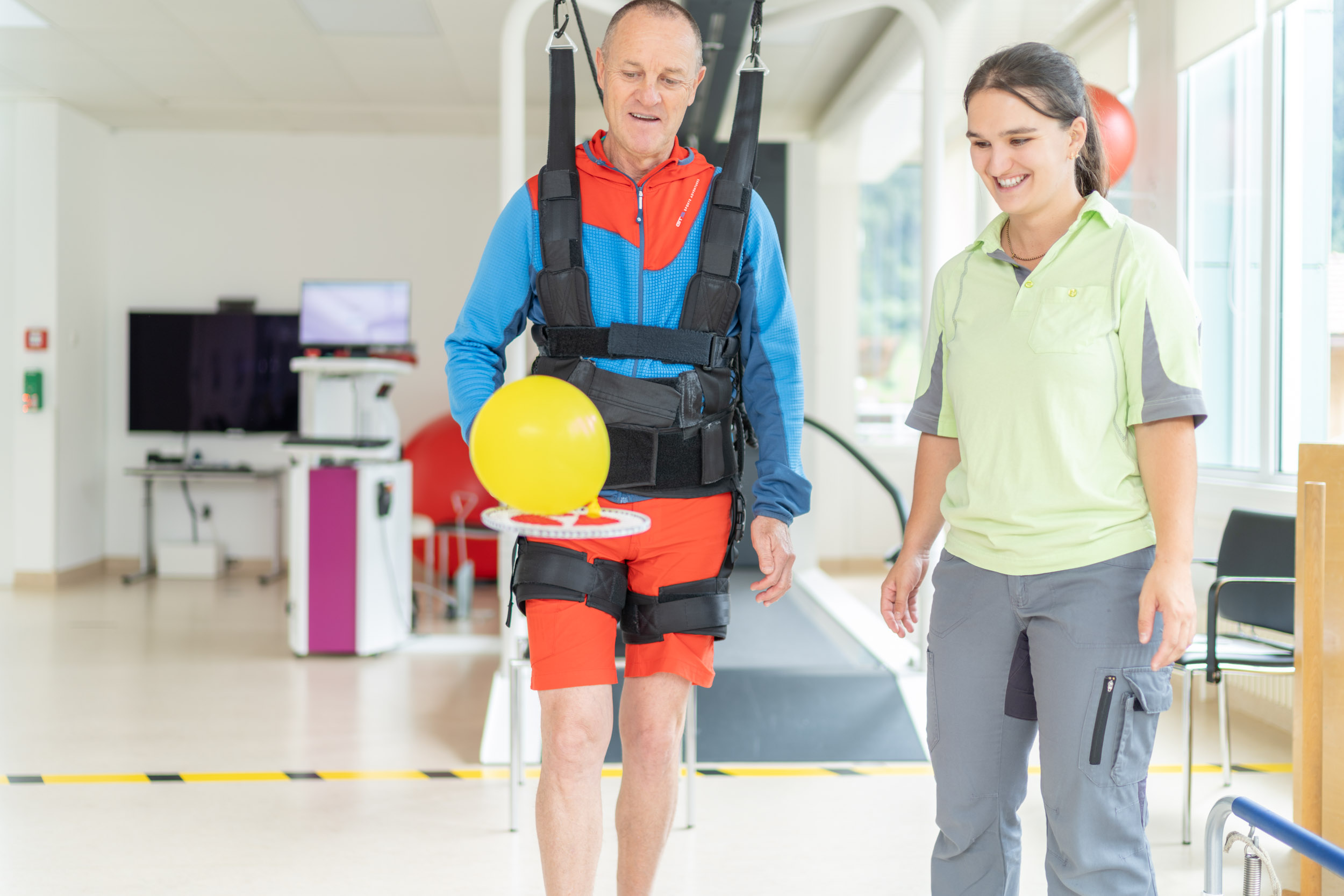 Patient am ZeroG mit Therapeutin