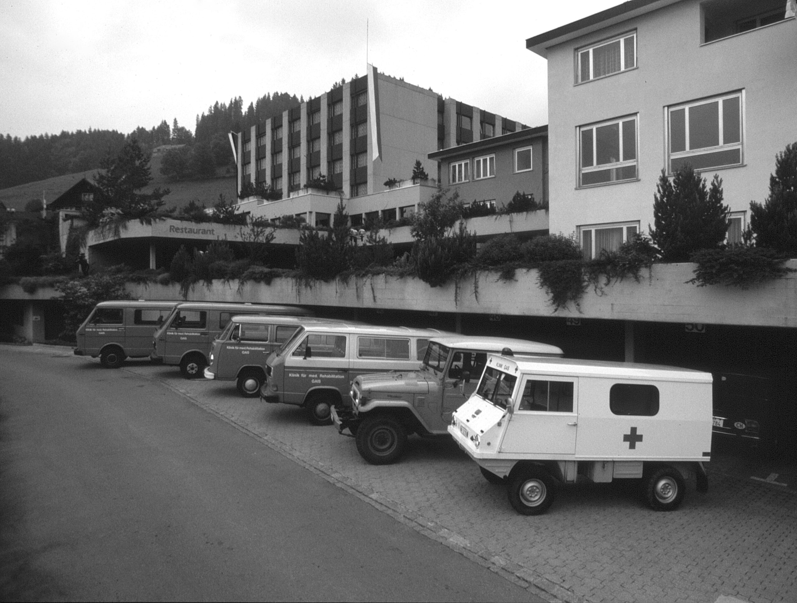 Historisches Foto der Rehaklinik Gais mit alten Fahrzeugen