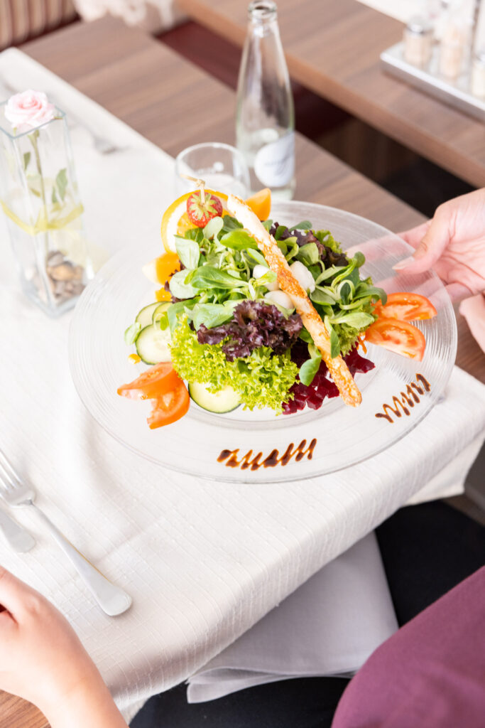 Angerichteter Salat wird serviert