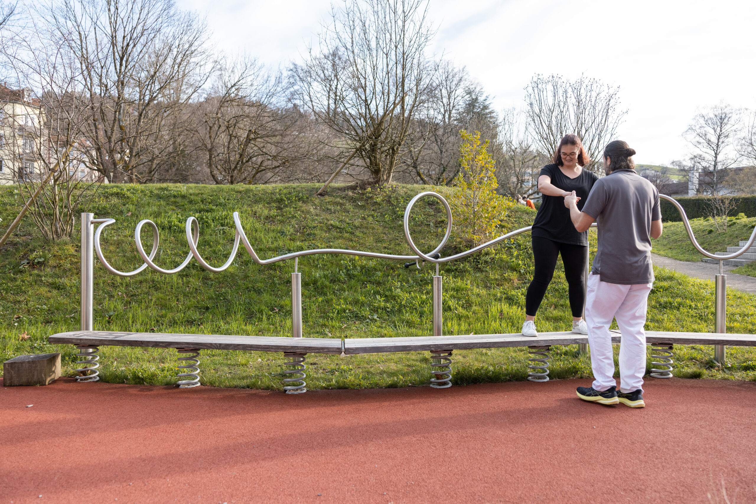 Therapeut mit Patientin im Therapiegarten