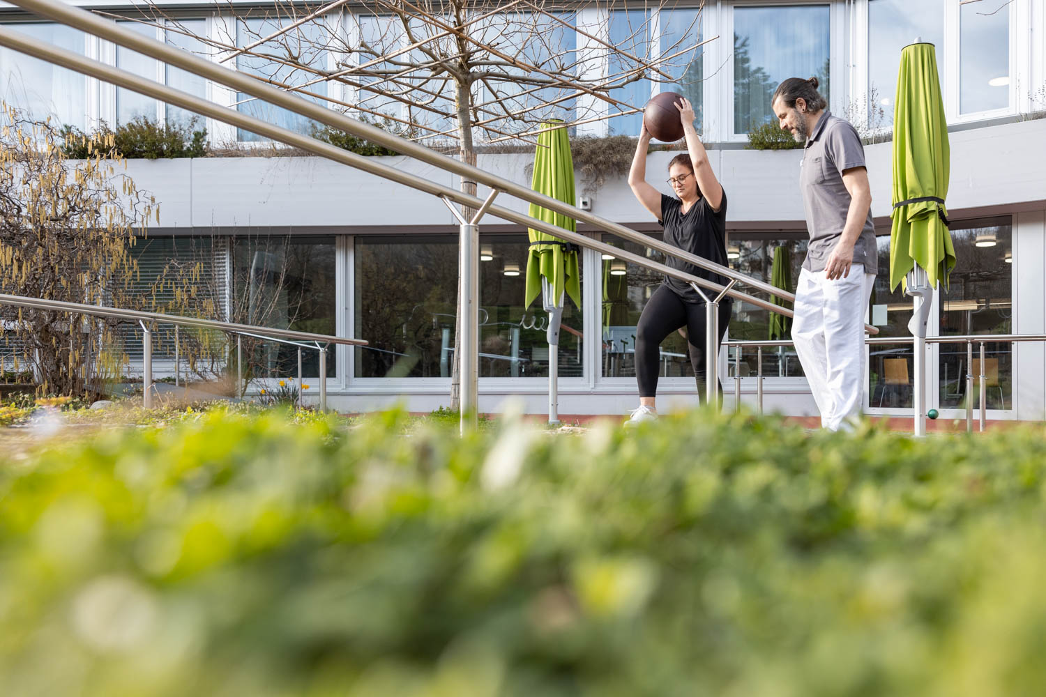 Therapeut und Patientin im Therapiegarten