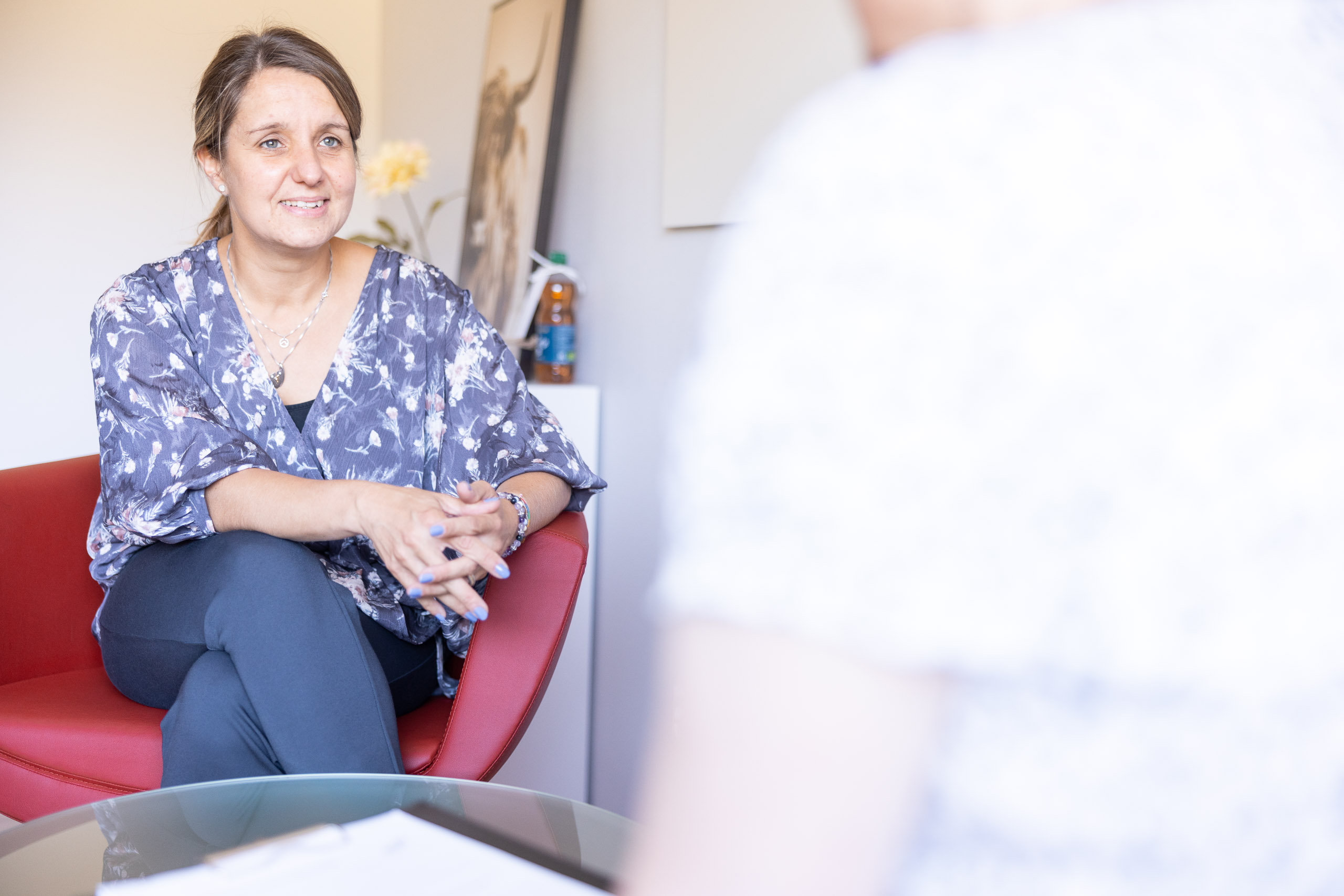 Patientin mit Sozialberaterin im Gespräch