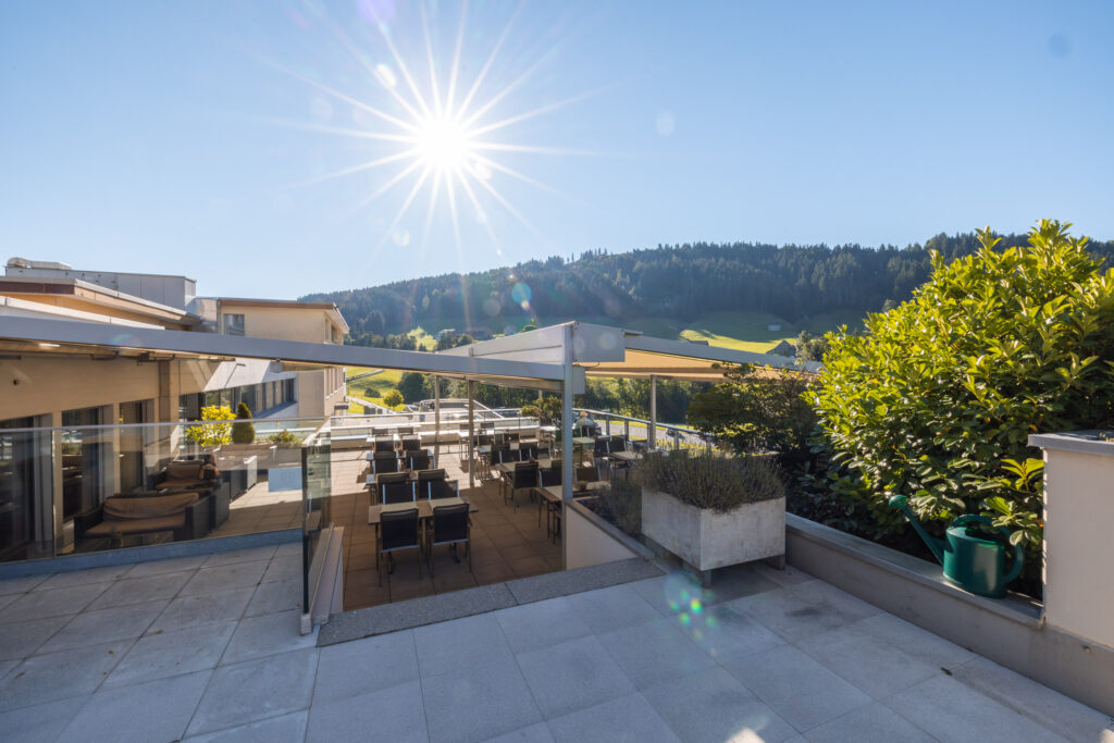 Terrasse vom Bistro der Rehaklinik Gais