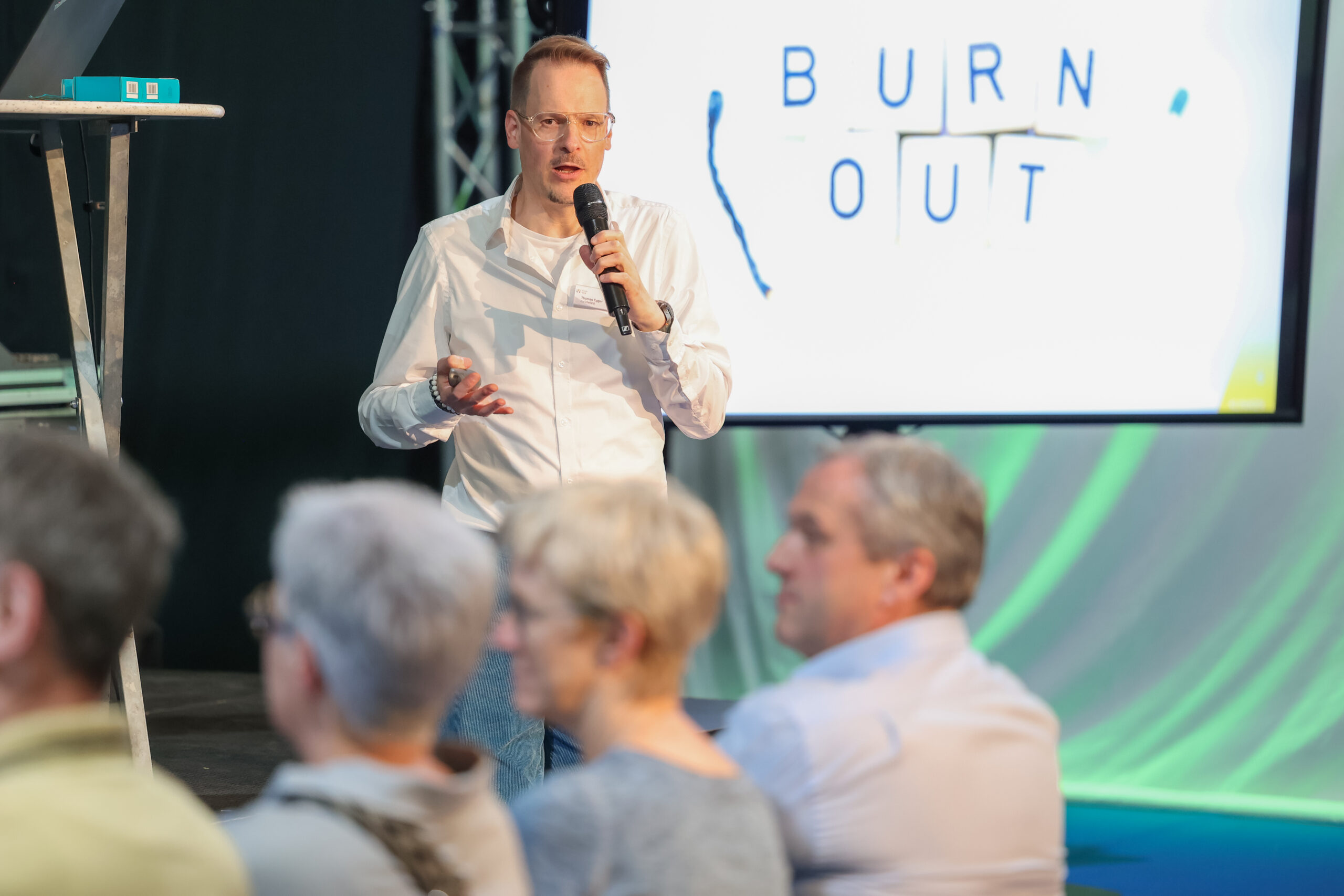 Psychologe referiert vor Zuhörenden