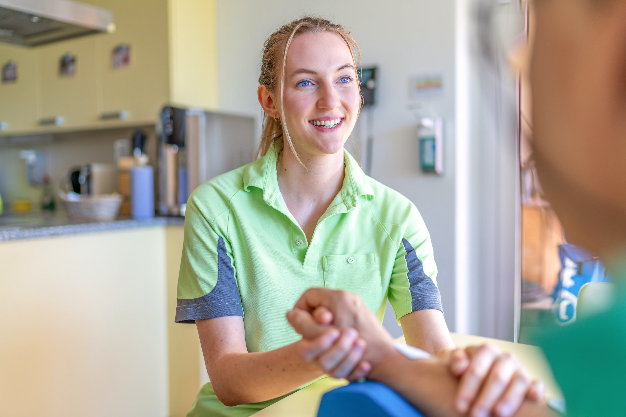 Ergotherapeutin mit Patient