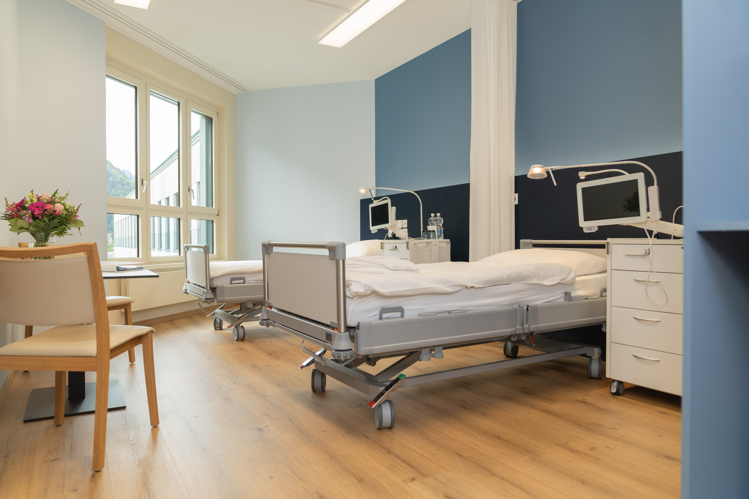 Modernes Patientenzimmer in der neuen Rehaklinik Chur