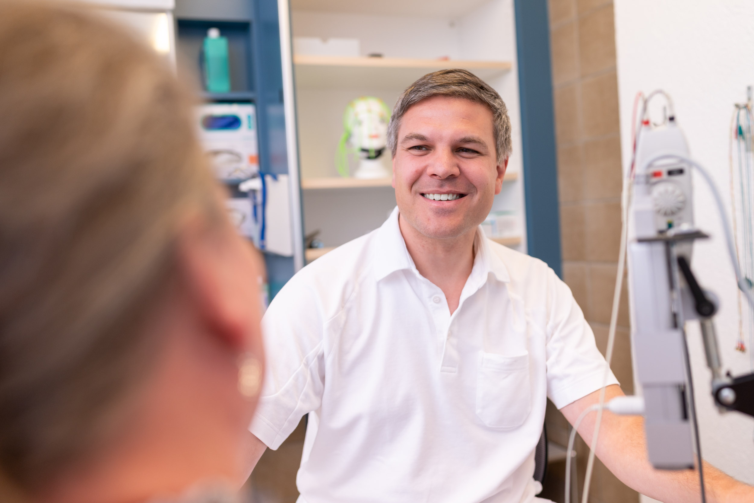 Arzt im Gespräch mit Patientin