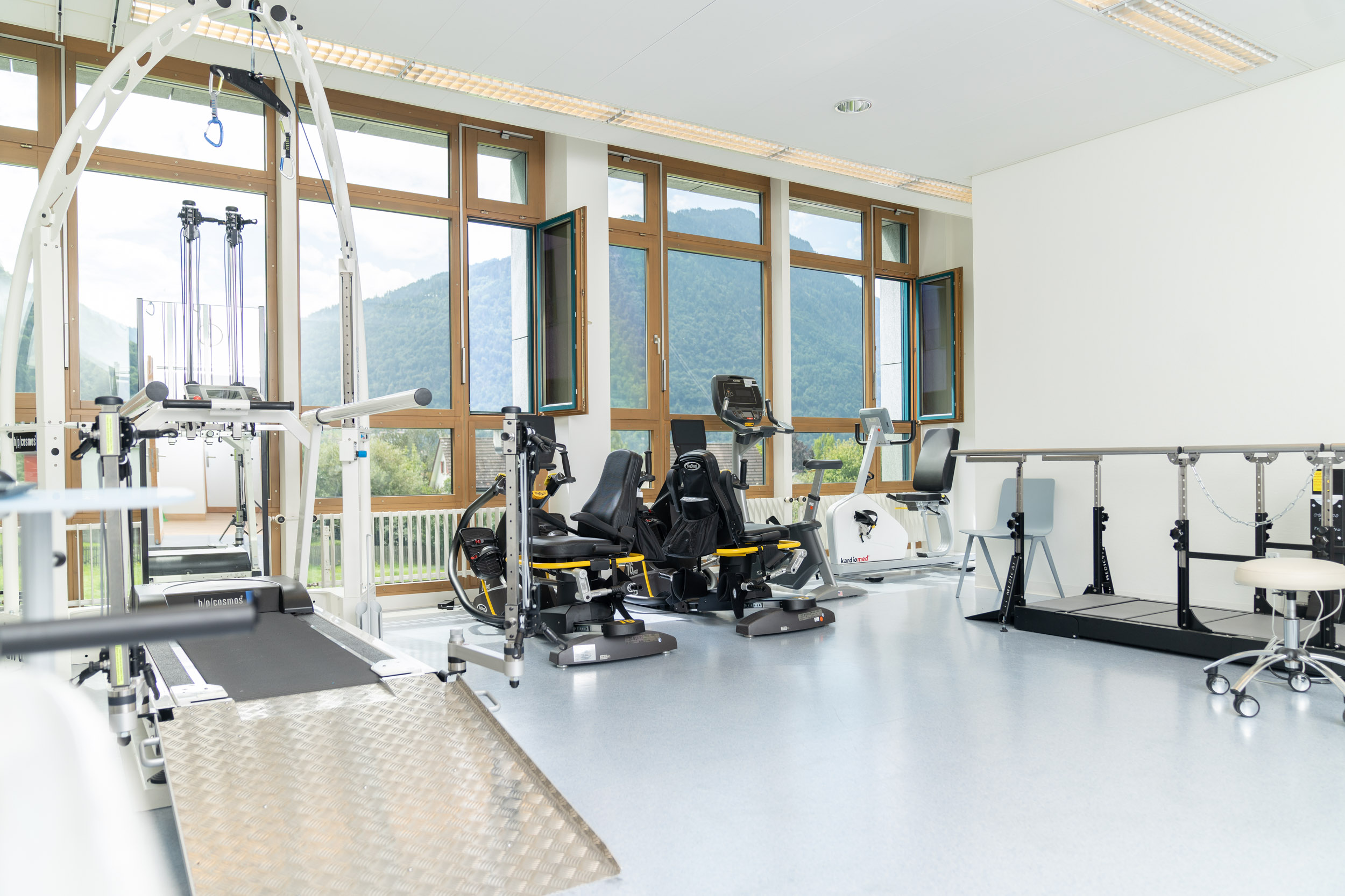 Moderne Trainingsgeräte im Therapiesaal