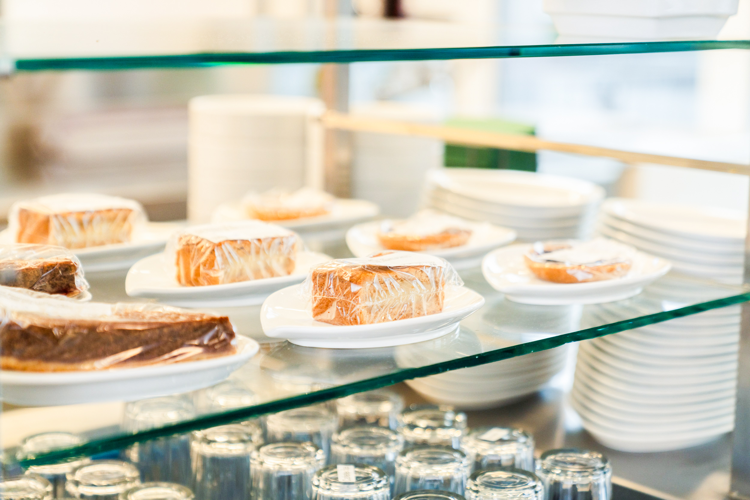 Kuchen in einer Vitrine