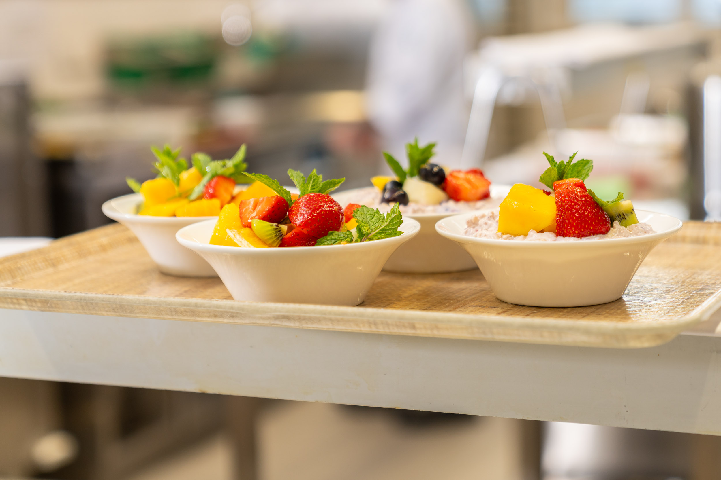 Schalen mit buntem Obstsalat auf einem Tablett