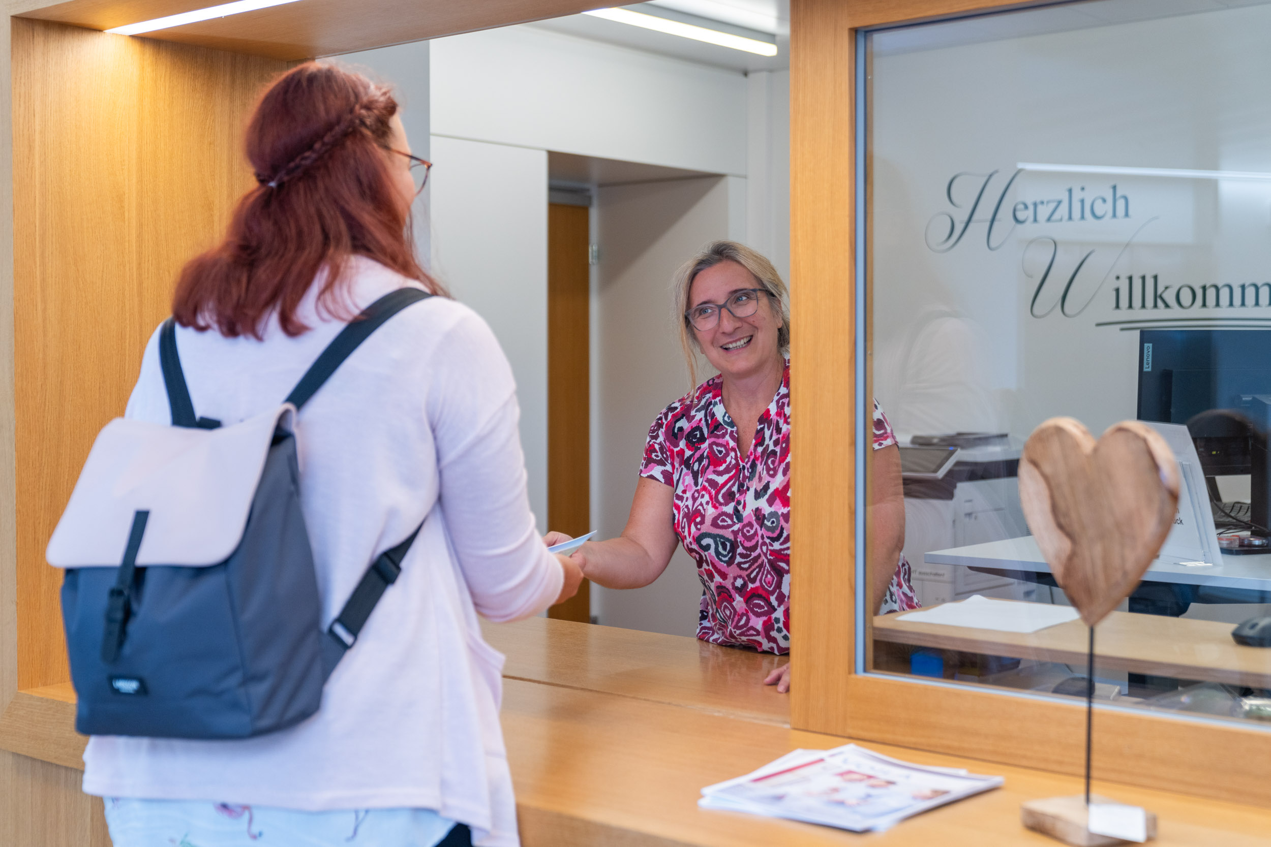 Dame an der Reception beantwortet eine Frage