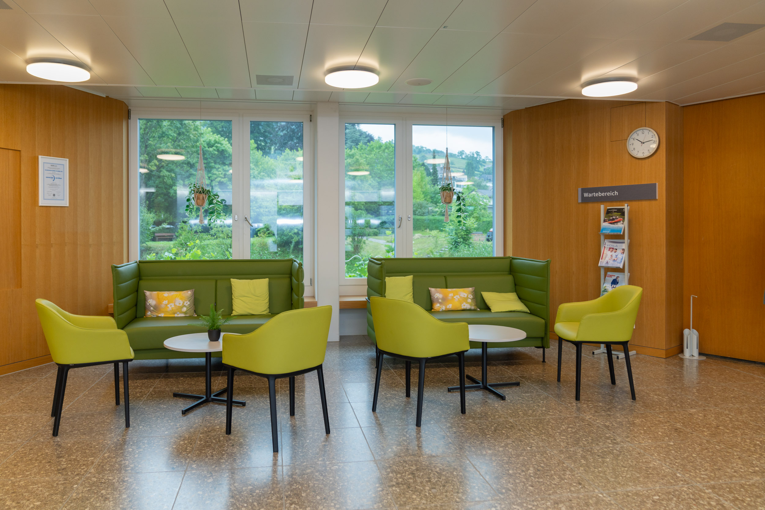 Lobbybereich mit grünen Stühlen