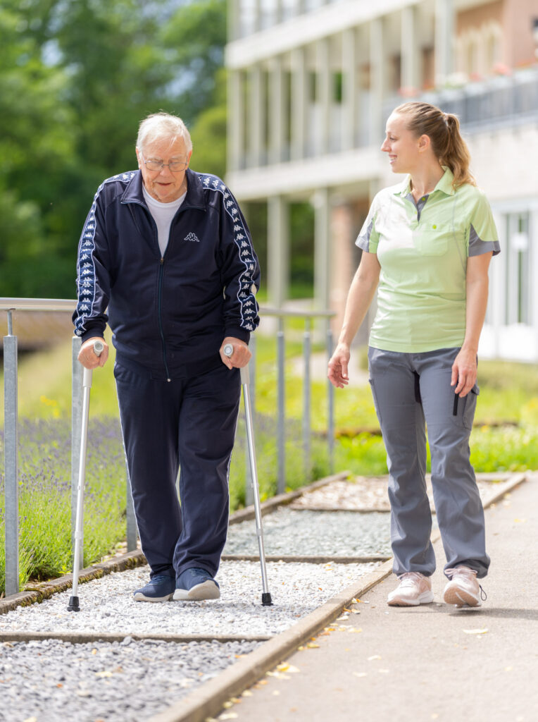 Patient beim Gehtraining in Begleitung von Therapeutin