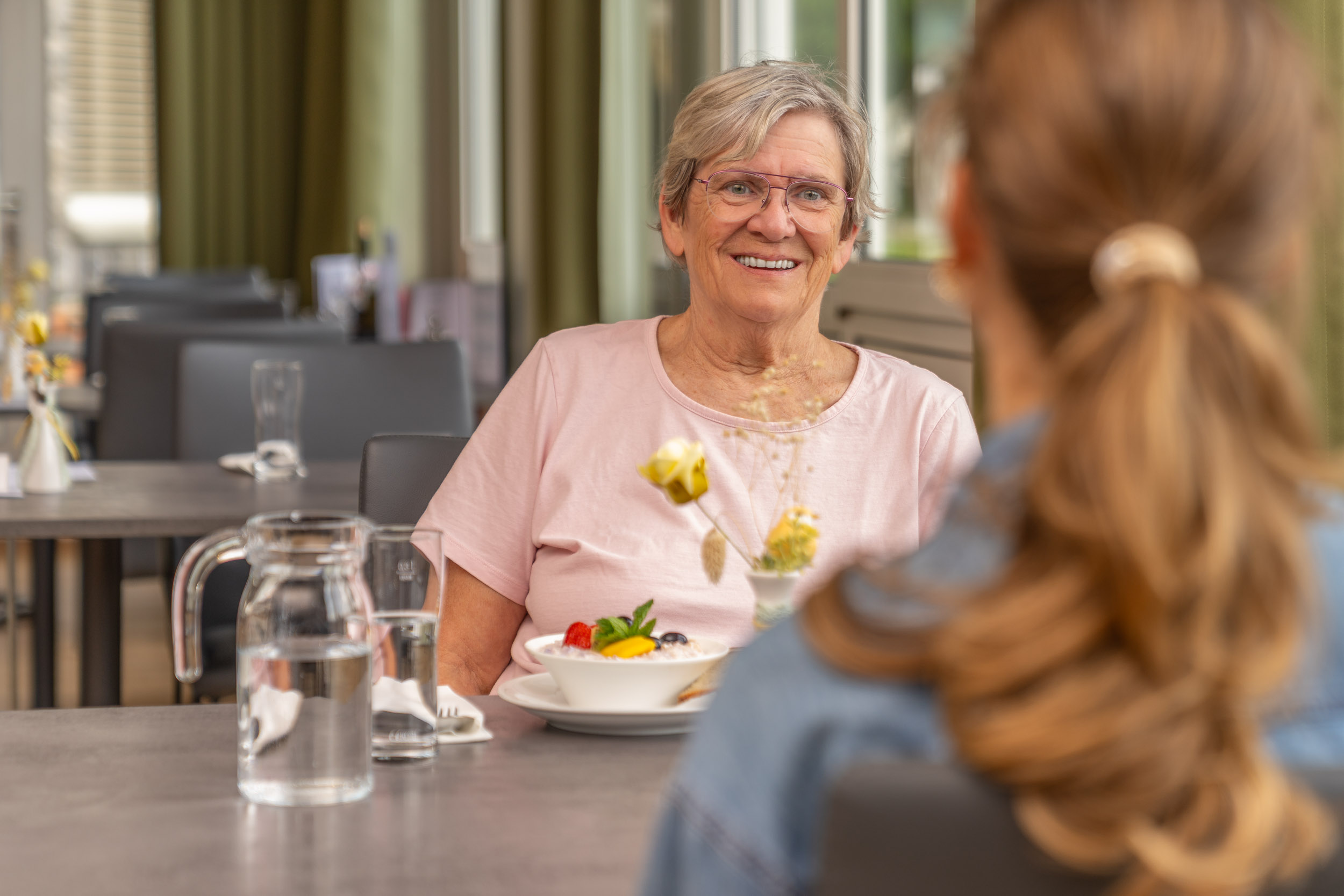 Ältere Frau in der Cafeteria