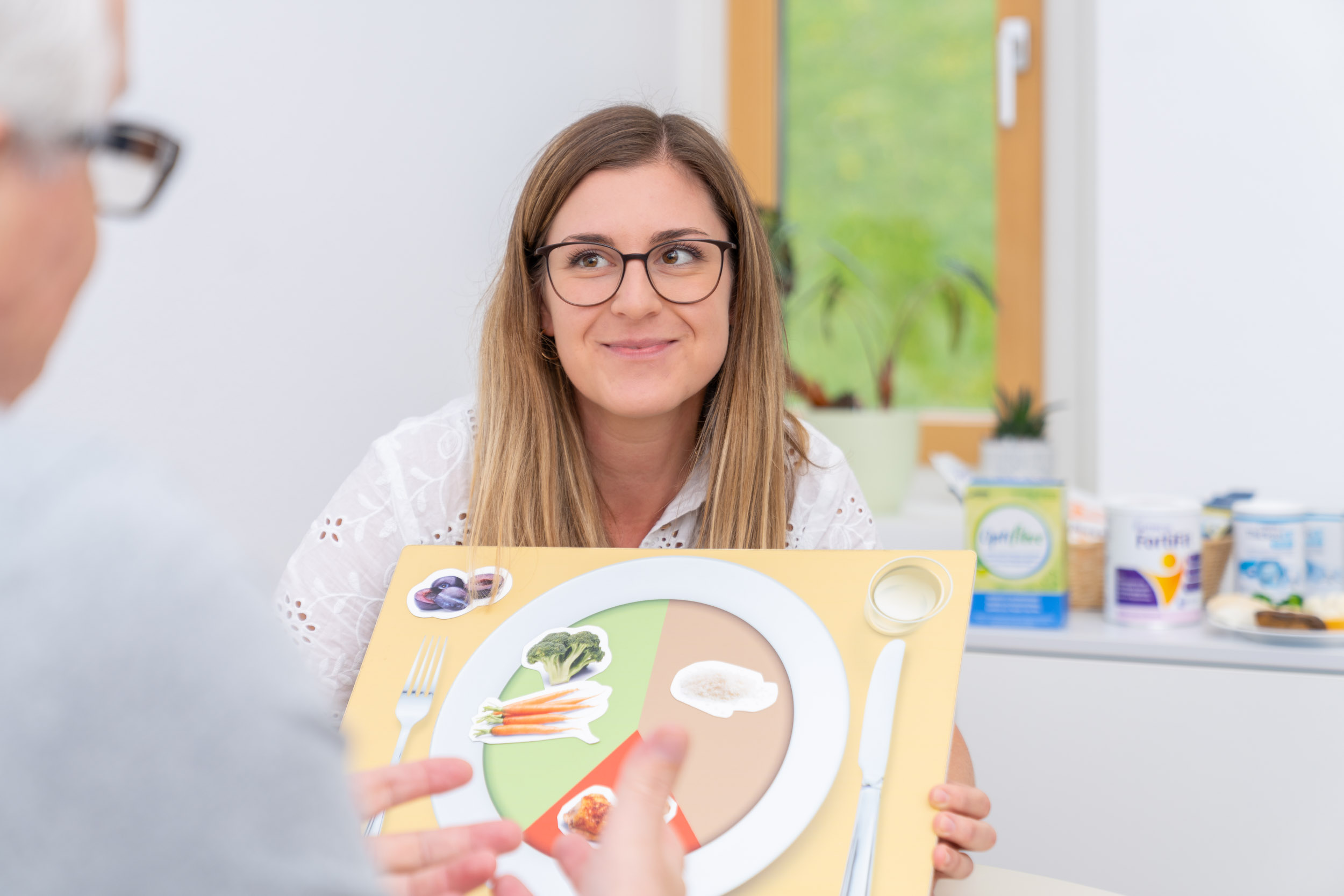 Ernährungsberaterin im Gespräch mit Patient