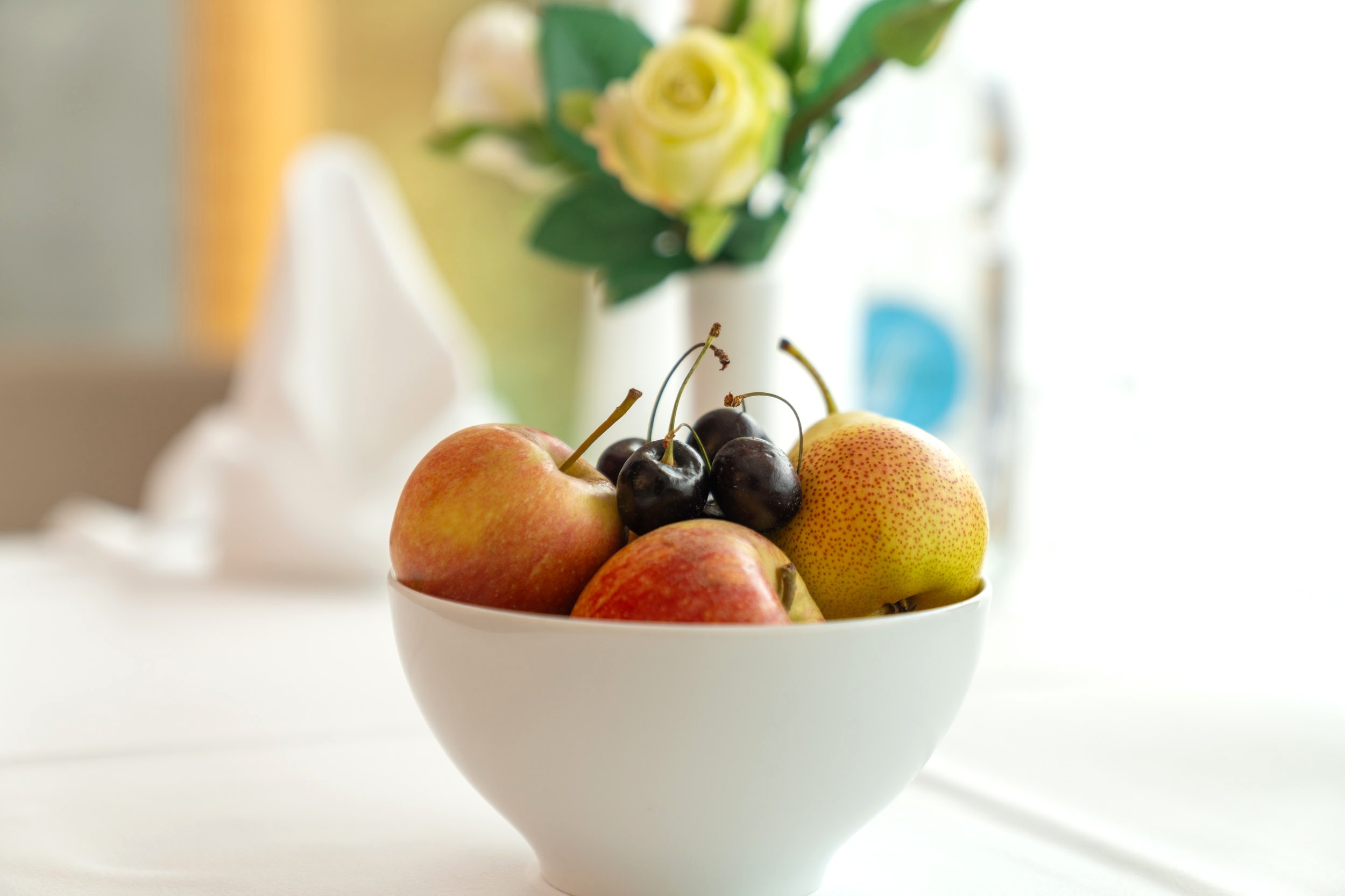 Obstschüssel auf dem Tisch neben dem Fenster im Patientenzimmer