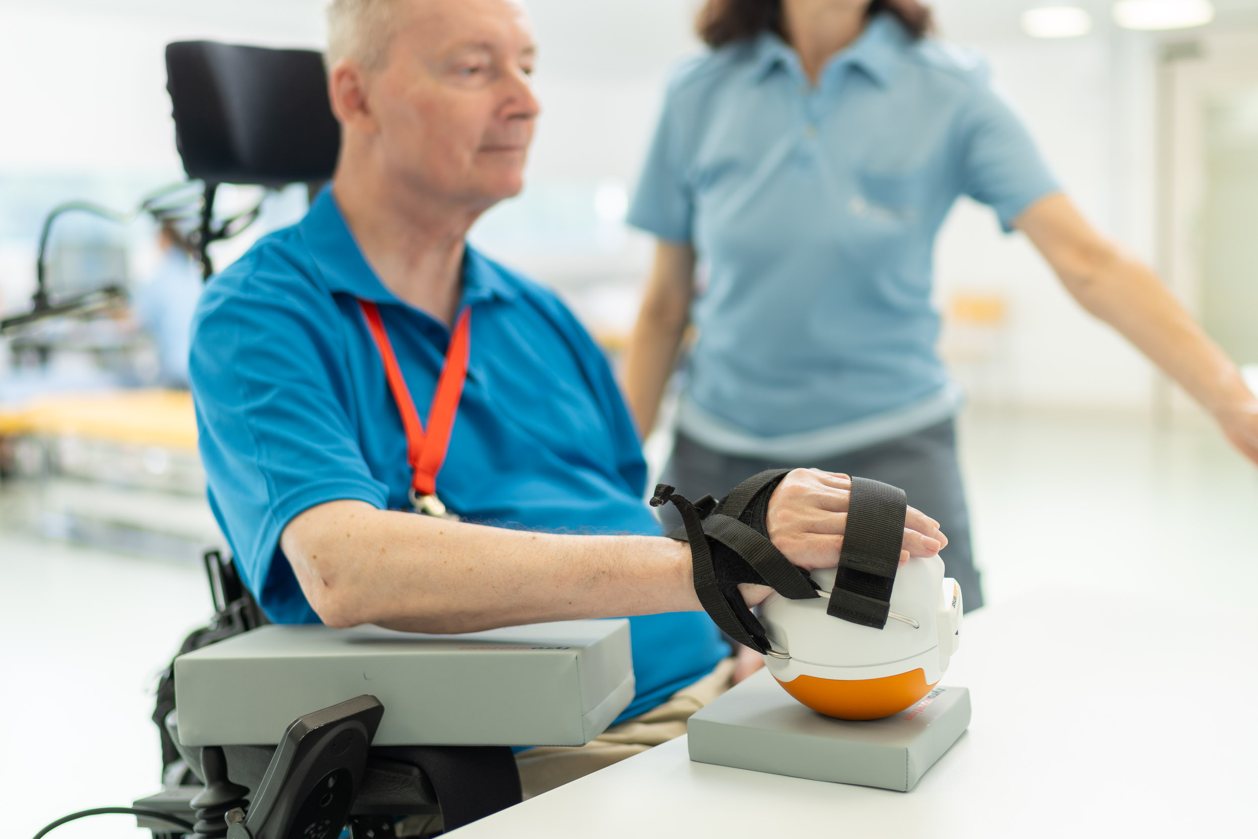Patient im Rollstuhl bei Übung der Ergotherapie