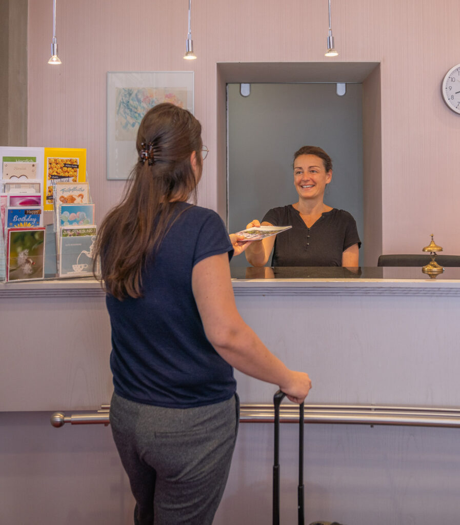 Patientin an der Recéption