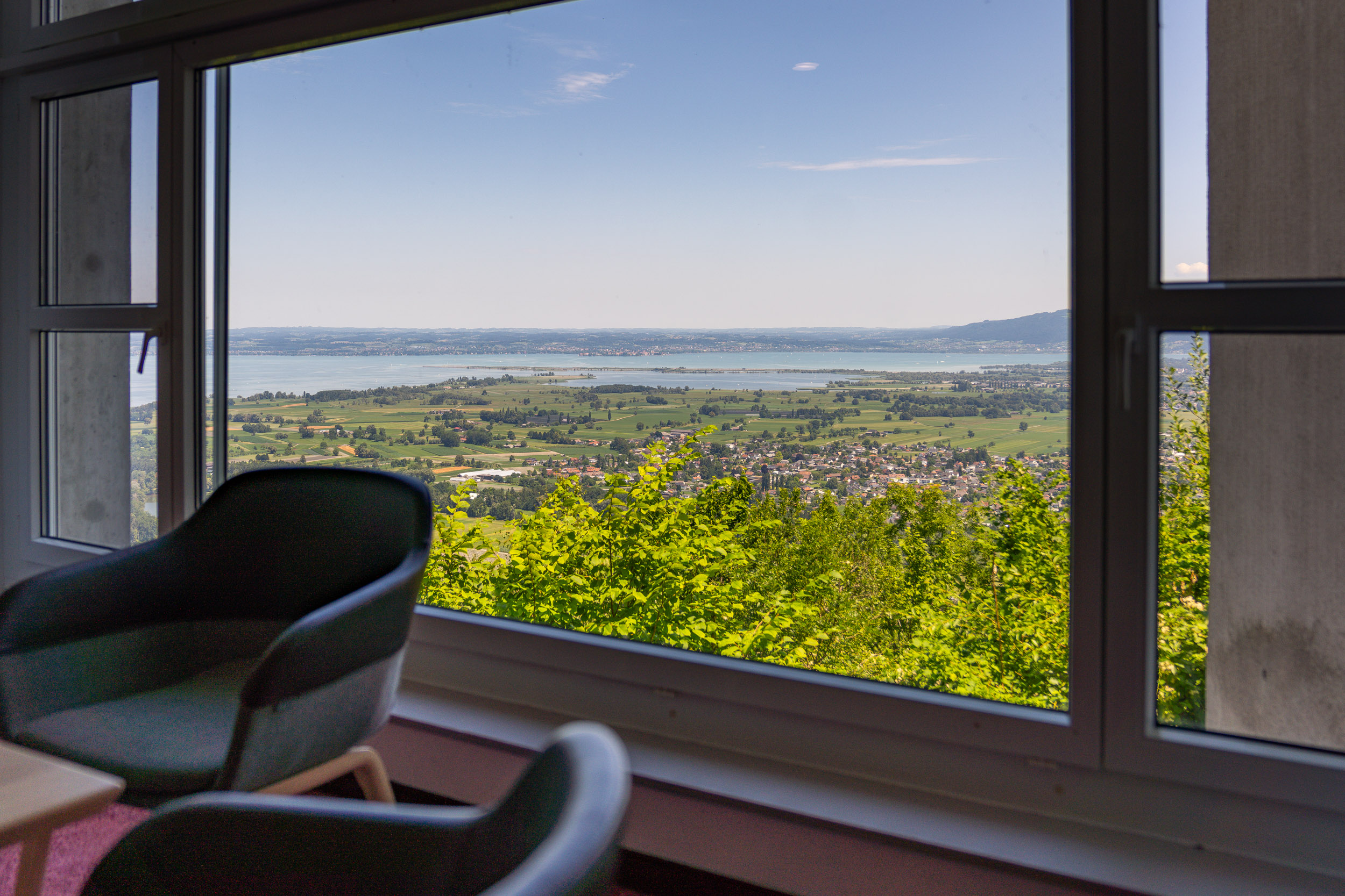 Grosses Fenster mit Ausblick auf den Bodensee
