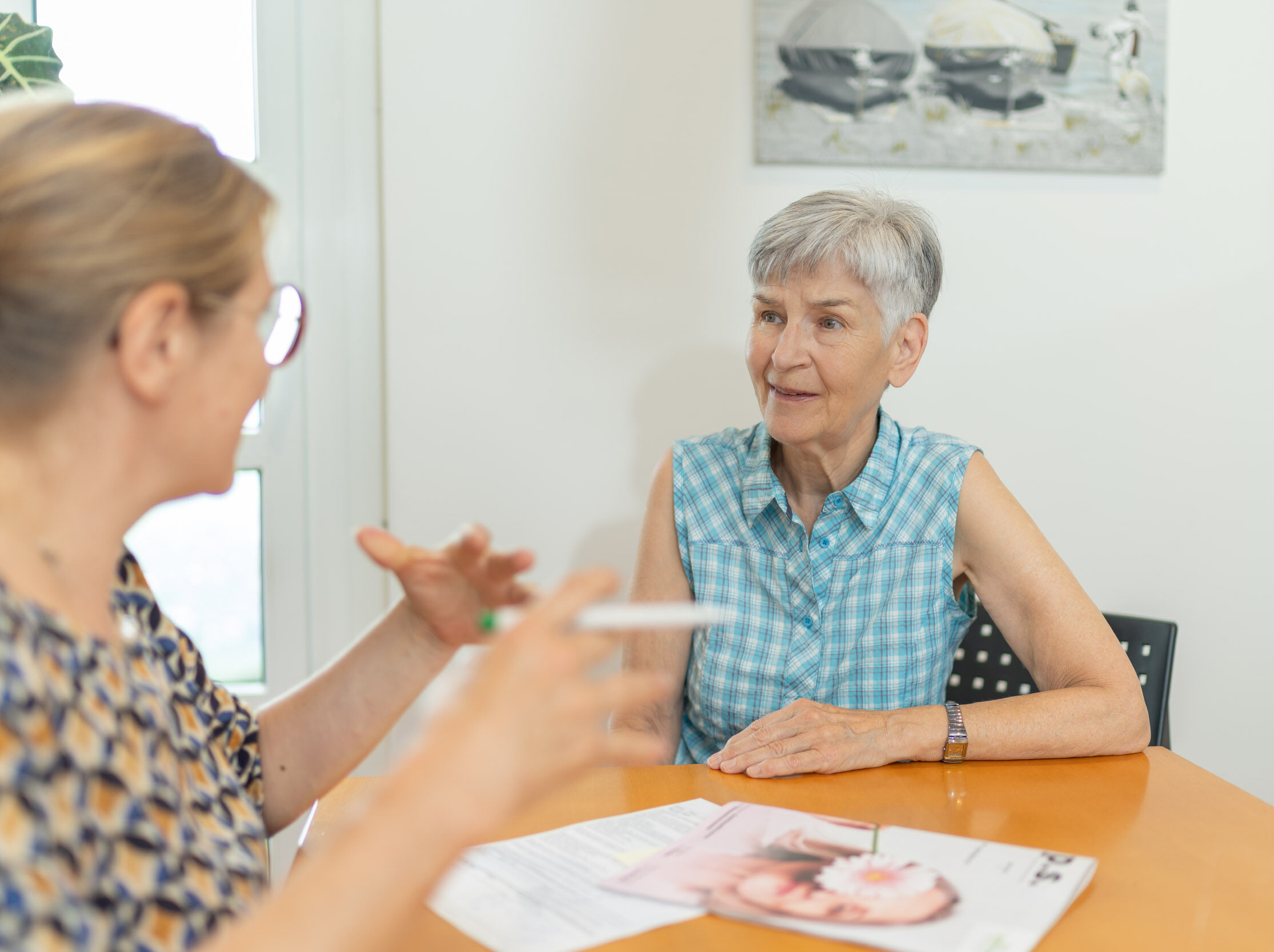 Patientin im Gespräch mit Sozialberaterin
