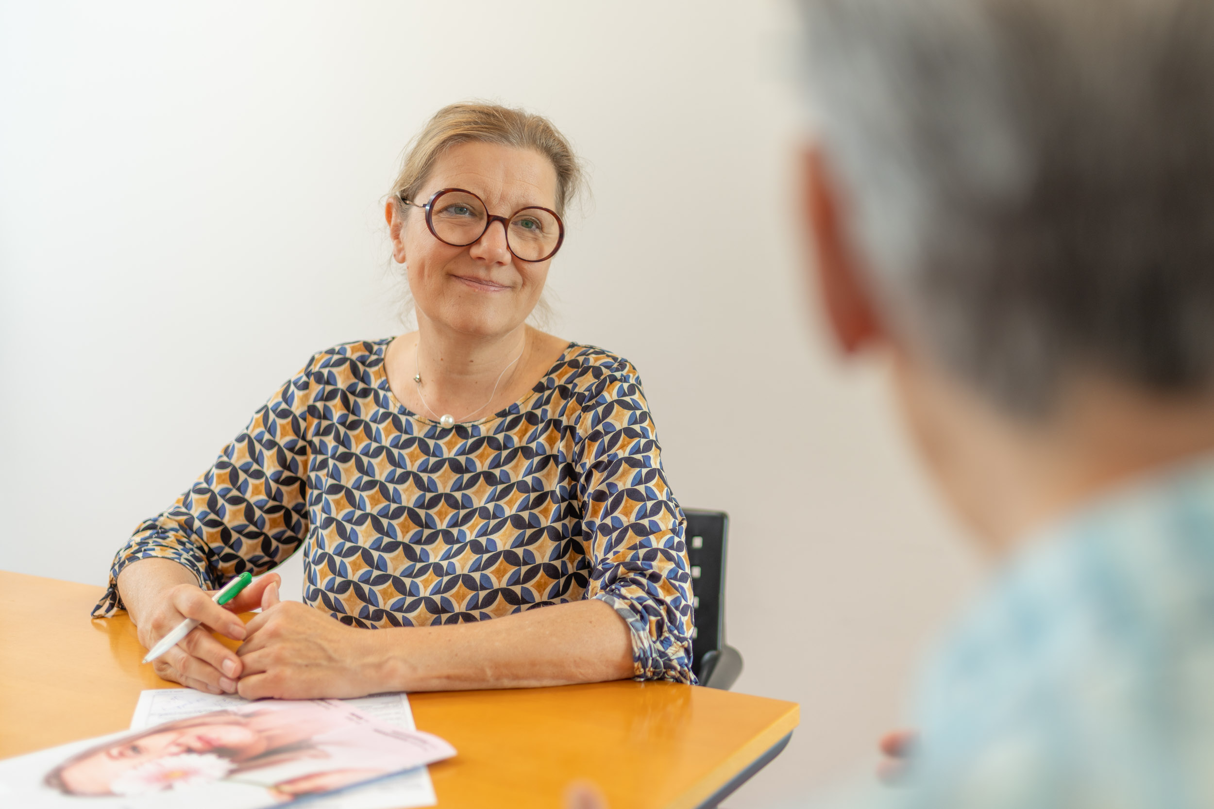 Sozialberaterin im Gespräch mit Patientin