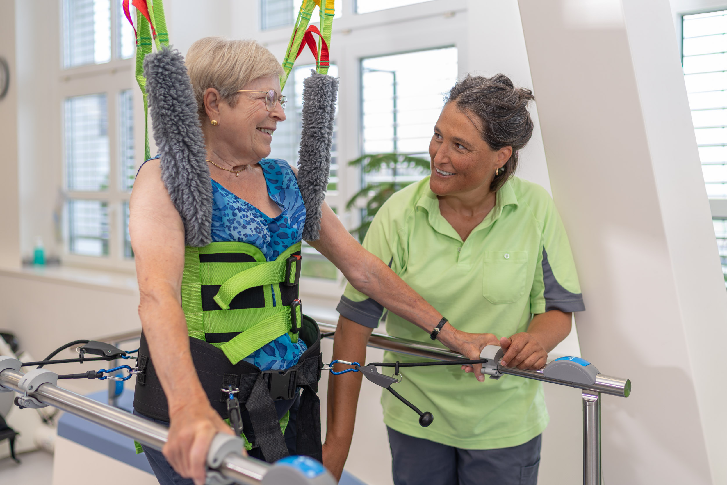 Patientin am Locomat, begleitet von Therapeutin