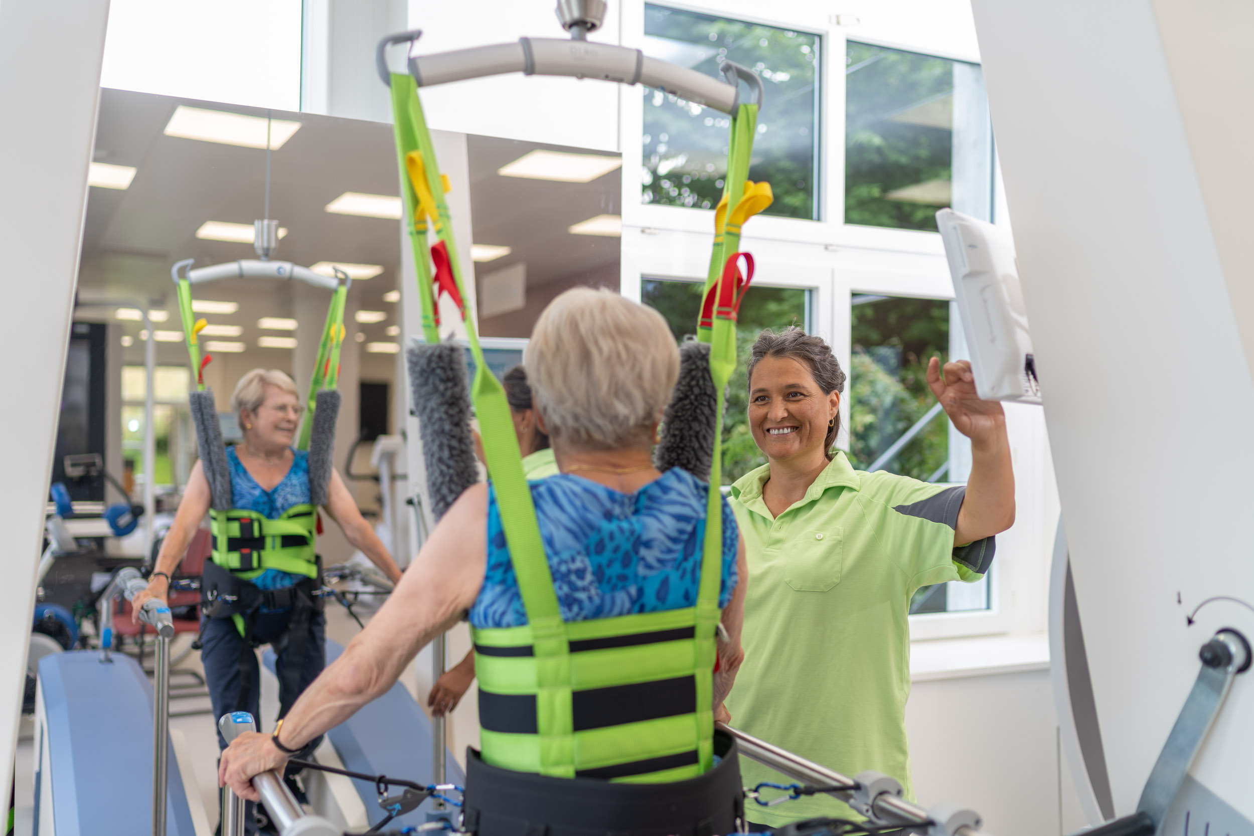 Patientin am Locomat, begleitet von Therapeutin